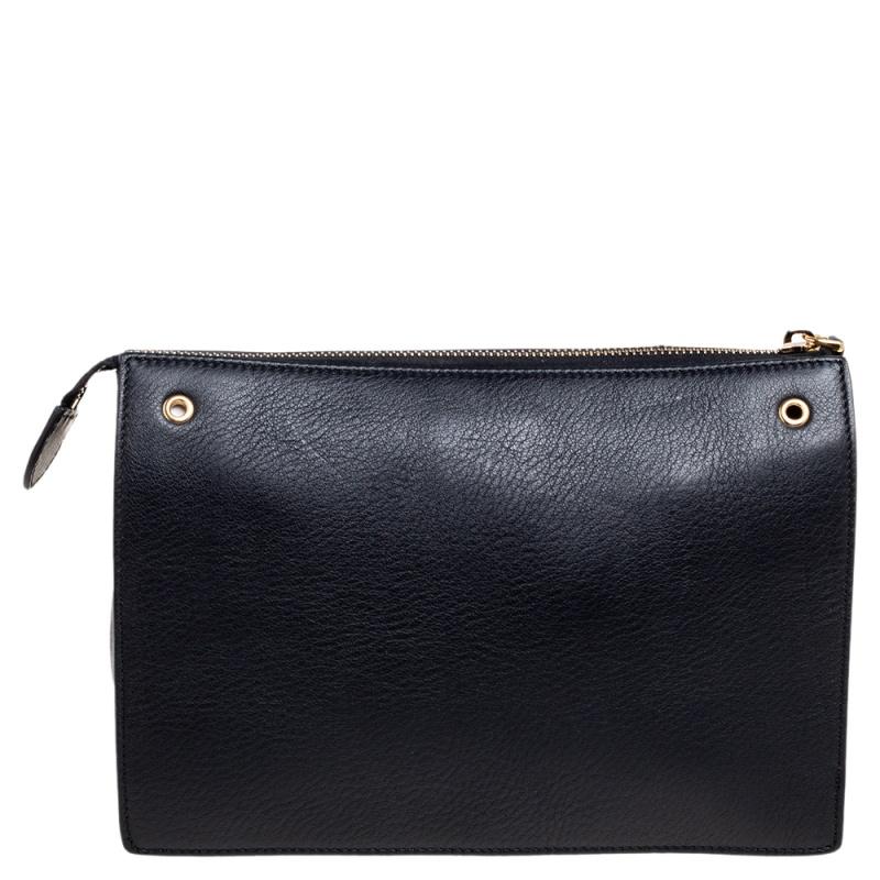 In dieser Monster Clutch aus dem Hause Fendi können Sie Ihre wichtigsten Utensilien einfach und sicher verstauen. Sie ist aus schwarzem Leder gefertigt und auf der Vorderseite mit gelben Pelzbesätzen verziert. Diese Clutch ist mit goldfarbenen