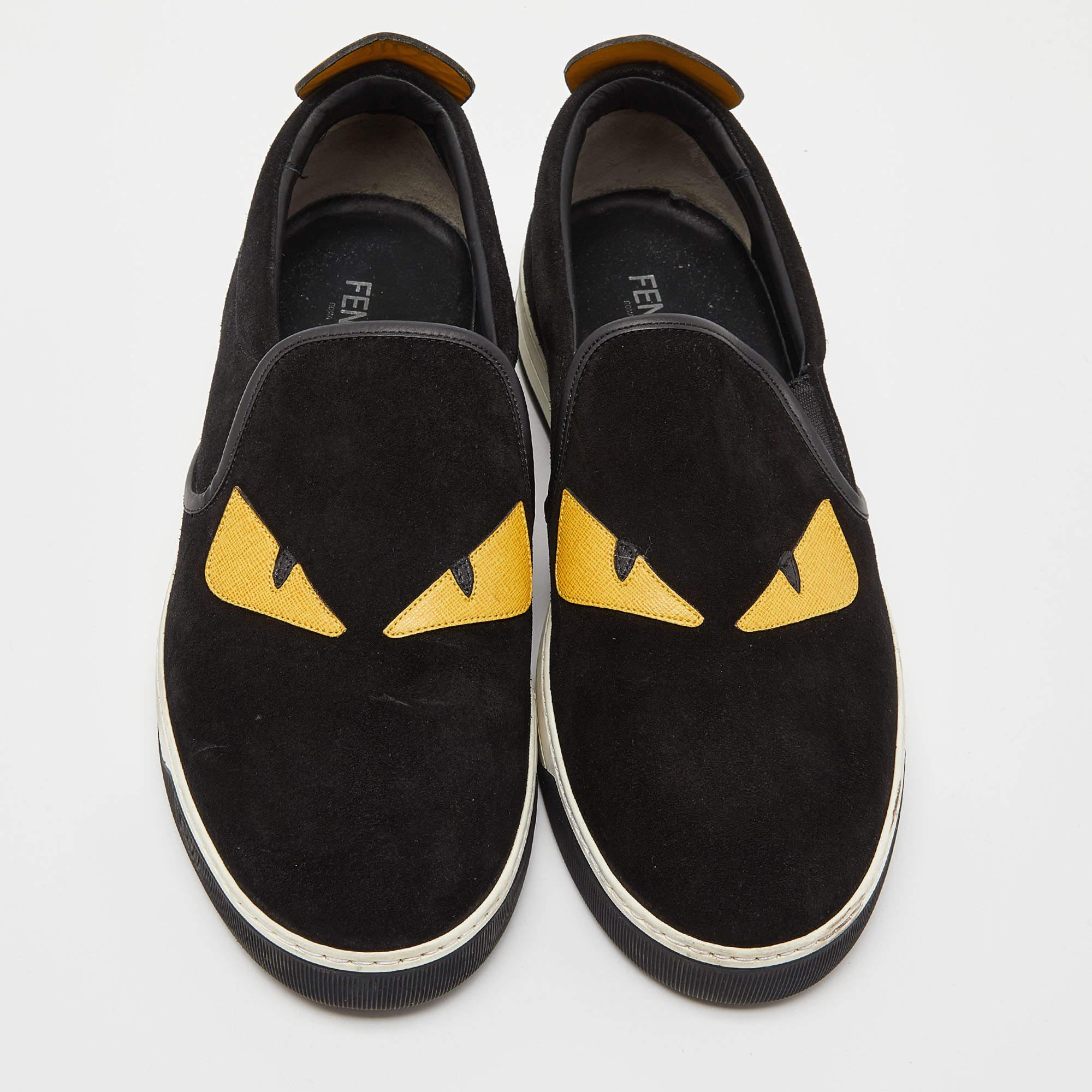 Dale a tu atuendo un toque chic con este par de zapatillas de diseño. La creación está cosida a la perfección para que puedas lucirlos durante mucho tiempo.

