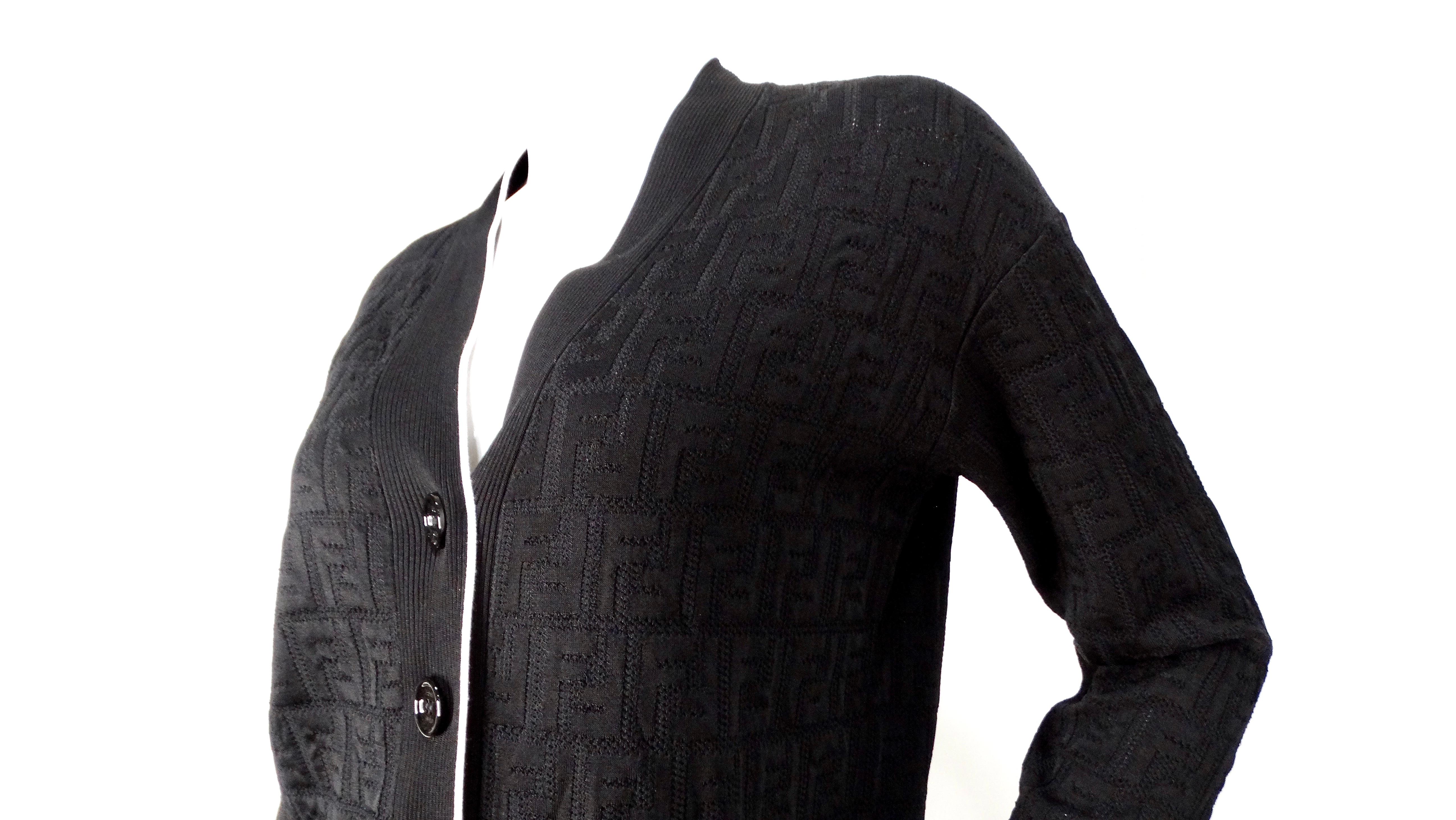 Le cardigan boutonné en monogramme noir avec doublure blanche de Fendi est une pièce de superposition luxueuse qui incarne le style contemporain. Confectionné dans un mélange doux et extensible de coton et de viscose, ce cardigan offre un confort
