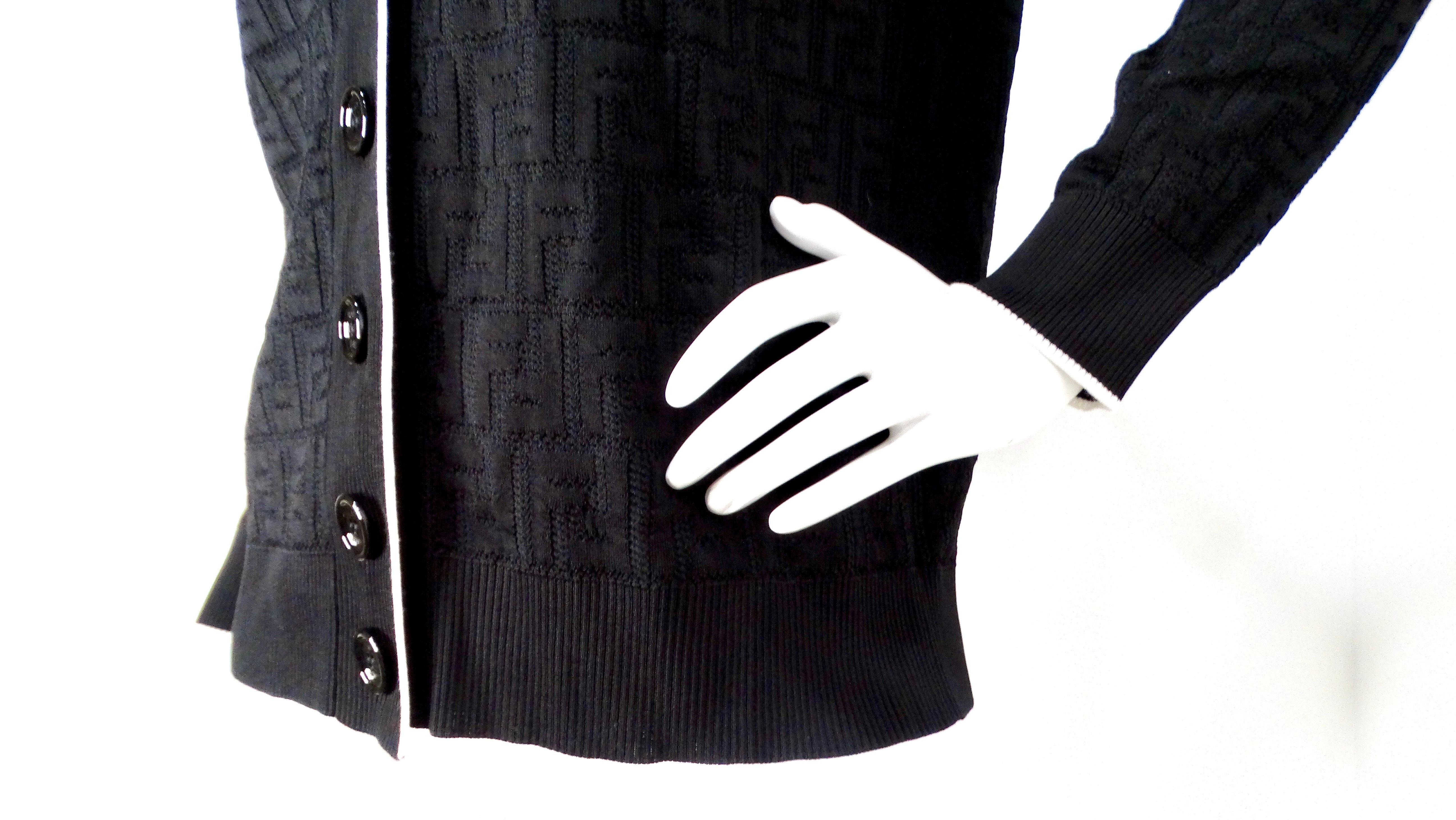 Fendi - Cardigan noir à boutons avec doublure blanche et monogramme Zucca en vente 3