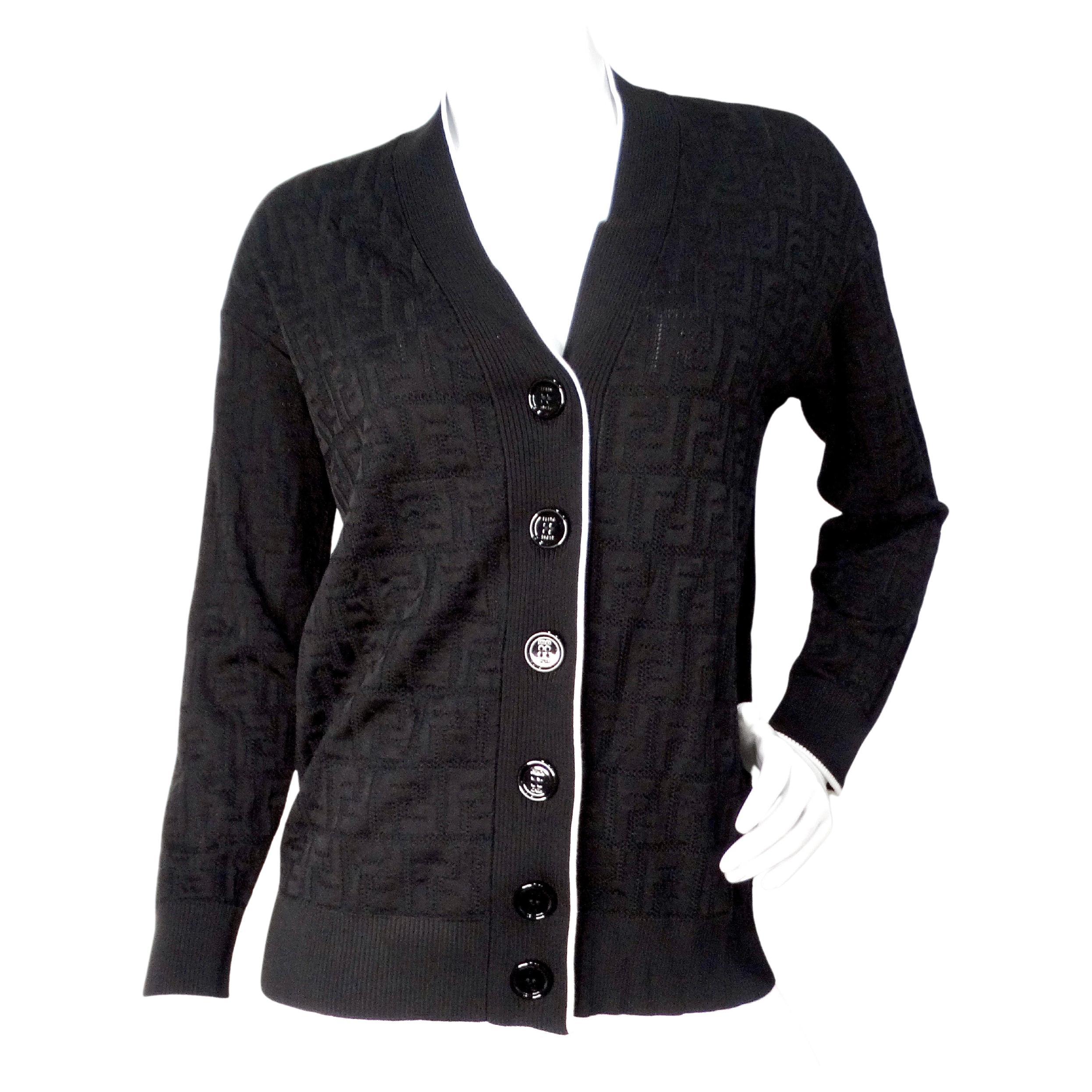 Fendi - Cardigan noir à boutons avec doublure blanche et monogramme Zucca en vente