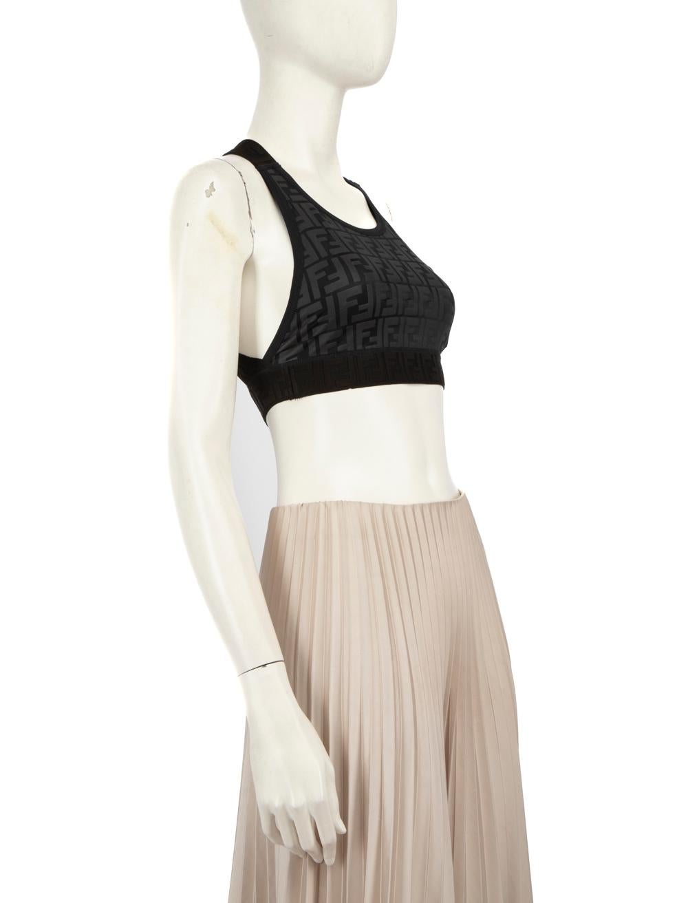 L'ÉTAT est Jamais porté, avec les étiquettes. Aucun signe d'usure n'est visible sur ce nouvel article de revente de Fendi.
 
 Détails
 
 
 Noir
 
 Synthétique
 
 Soutien-gorge de sport
 
 Ceinture élastiquée
 
 Imprimé logo inversé Zucca
 
 
 
