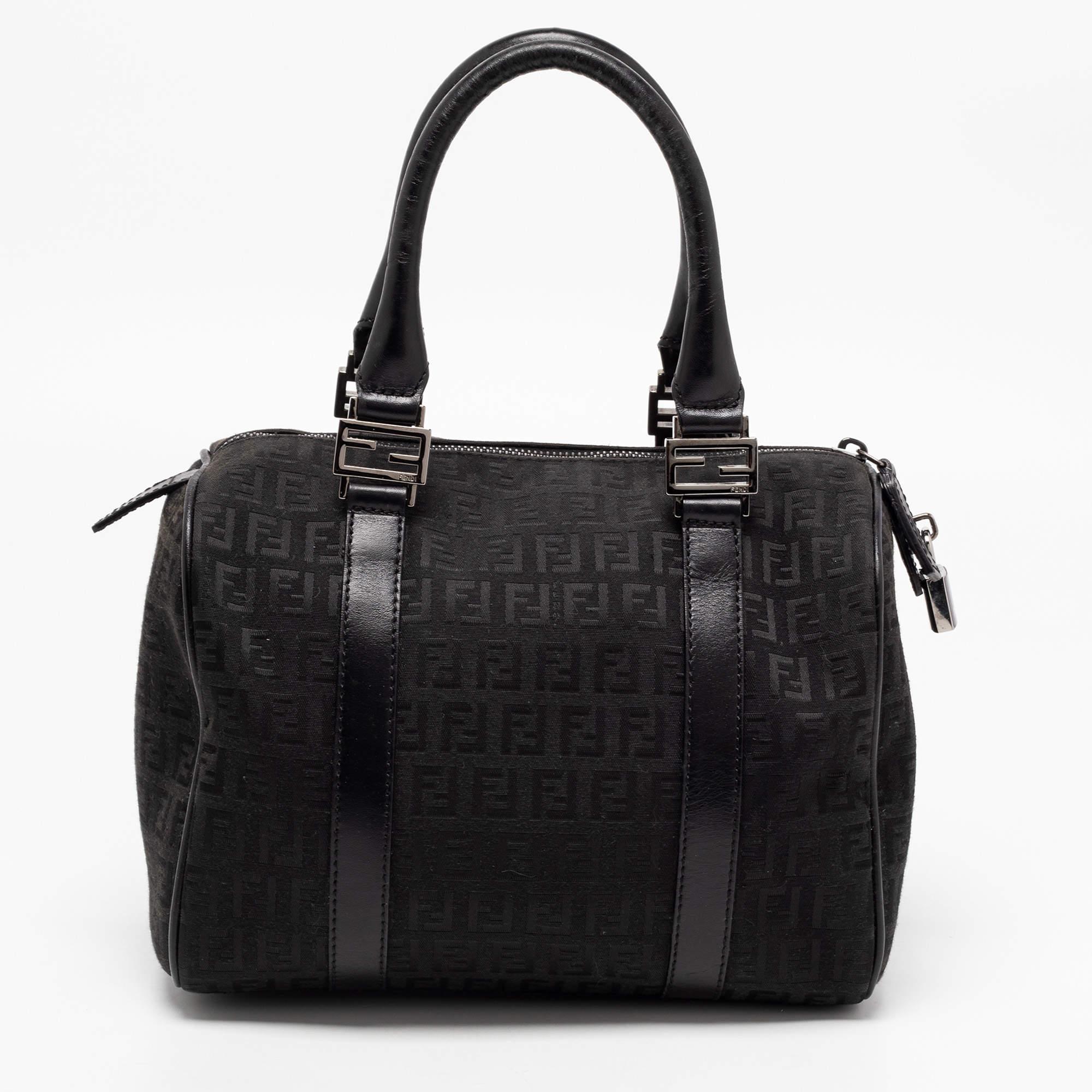 The fashion house’s tradition of excellence, coupled with practical features, works to make this Fendi Forever Bauletto bag one of a kind. It's a fabulous accessory for everyday use.

Includes: Lock and Keys
