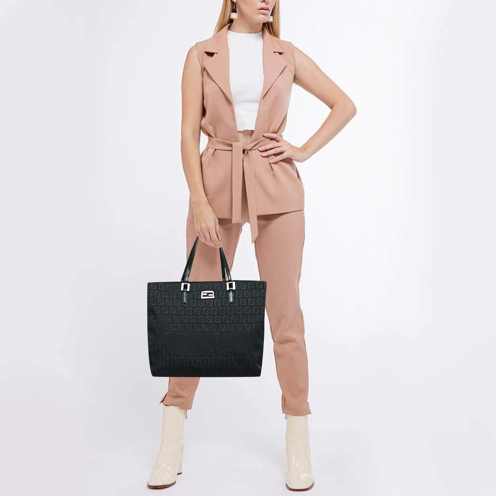 Ce séduisant sac fourre-tout pour femme a été conçu pour vous accompagner dans toutes vos journées. Pratique à transporter et à la mode, le fourre-tout est coupé avec habileté et cousu pour lui donner une forme idéale. Il est bien équipé pour être