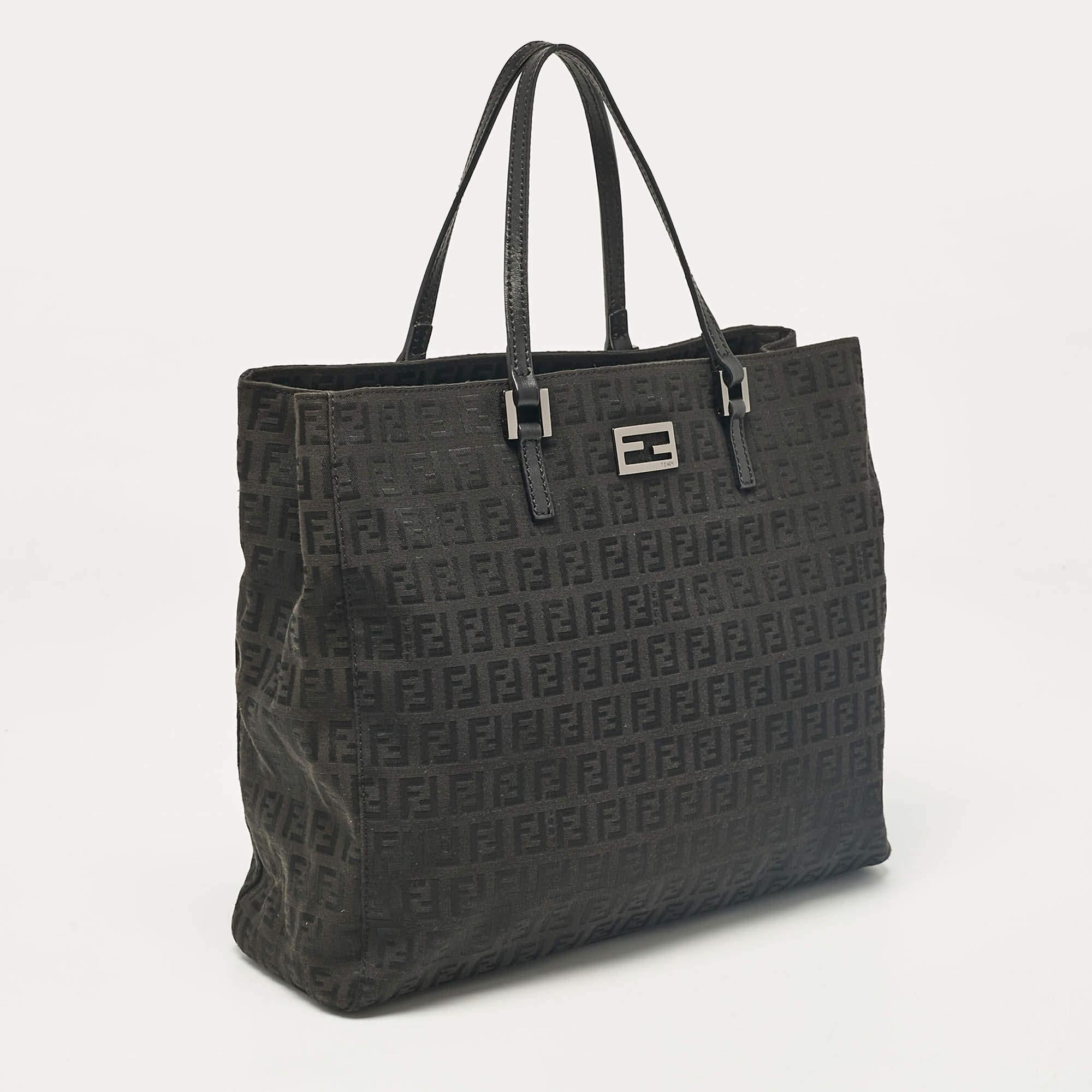Noir Fourre-tout en cuir et tissu Zucchino noir de Fendi en vente