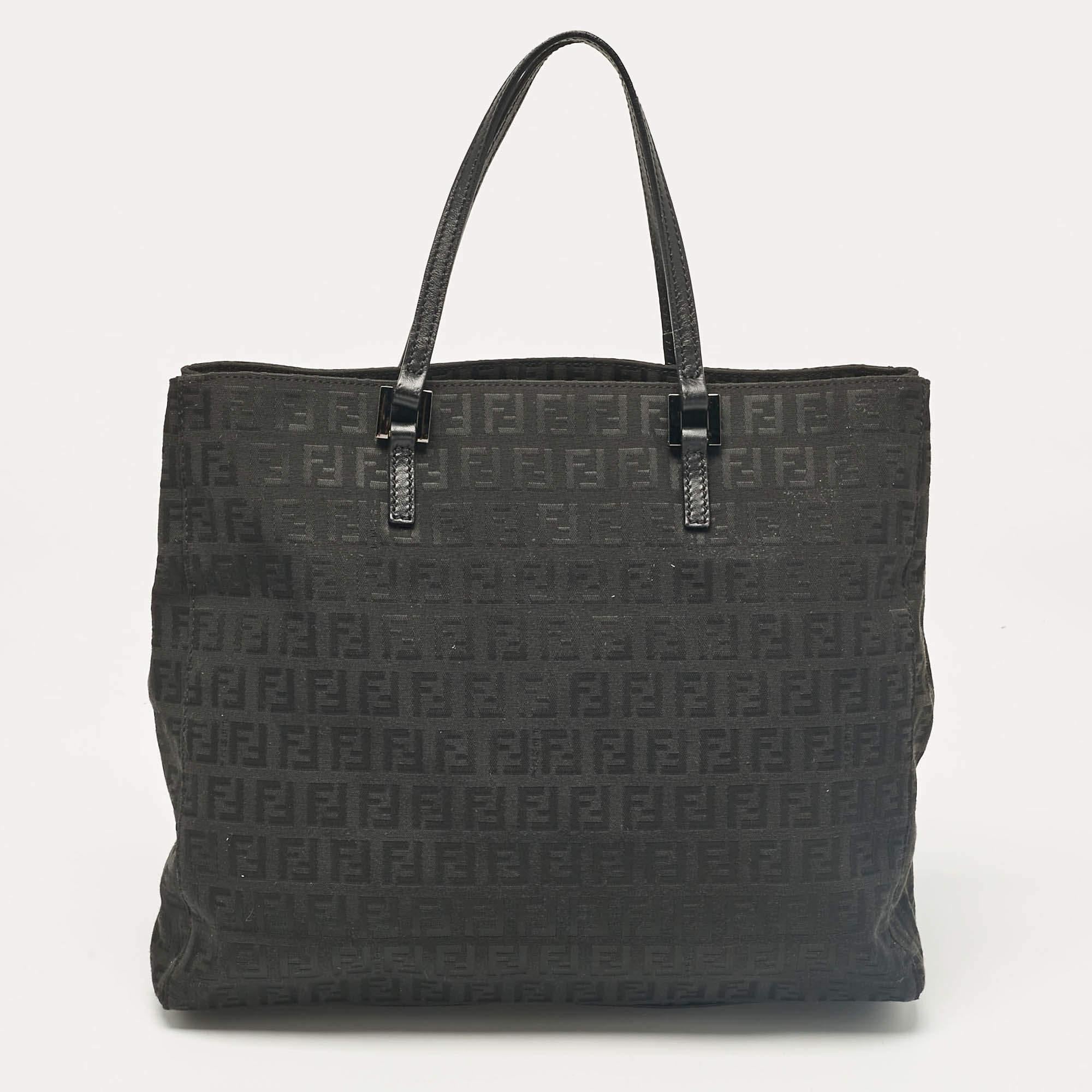 Fourre-tout en cuir et tissu Zucchino noir de Fendi Bon état - En vente à Dubai, Al Qouz 2