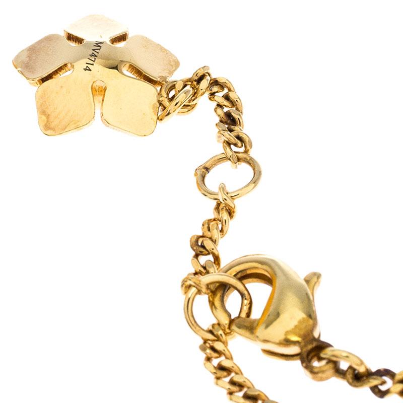 A cute flower charm makes this bracelet from the house a Fendi a trendy piece of jewelry to enhance your look. Featuring a gold toe chain-link, this bracelet imparts a look of chic style to your ensemble of the day with its luxurious