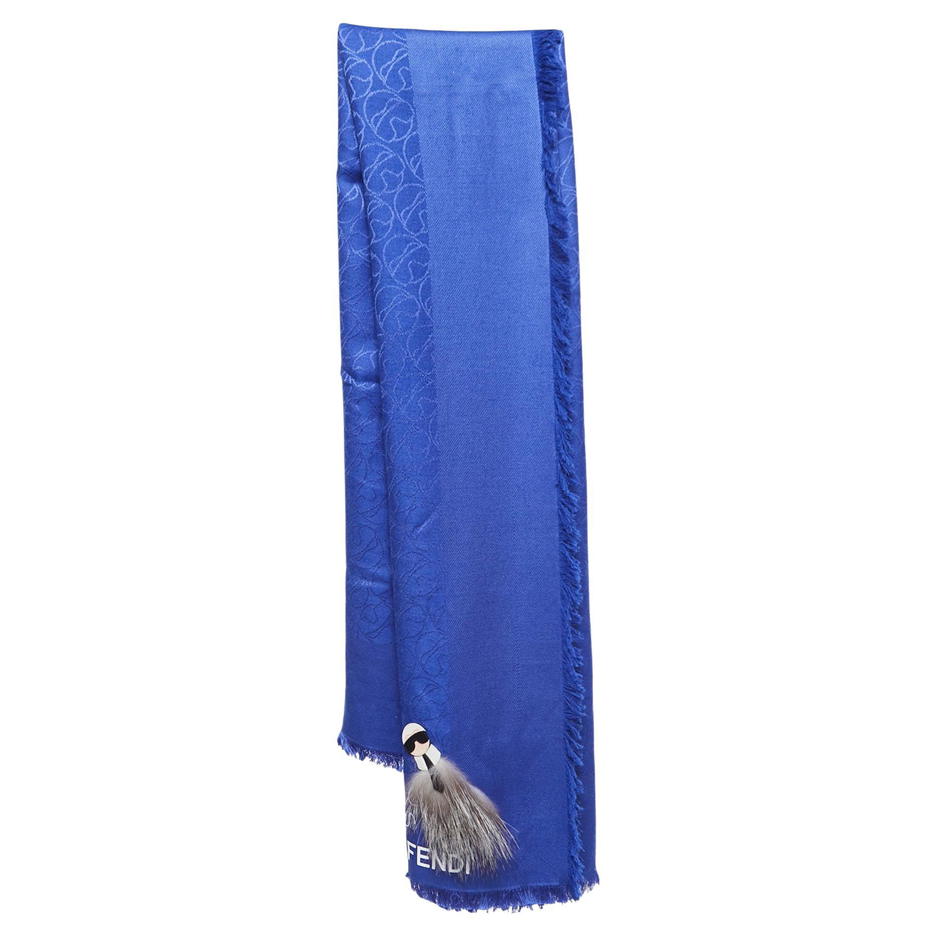 Châle en soie et laine Karlito de Fendi, bleu, avec détails appliqués en vente