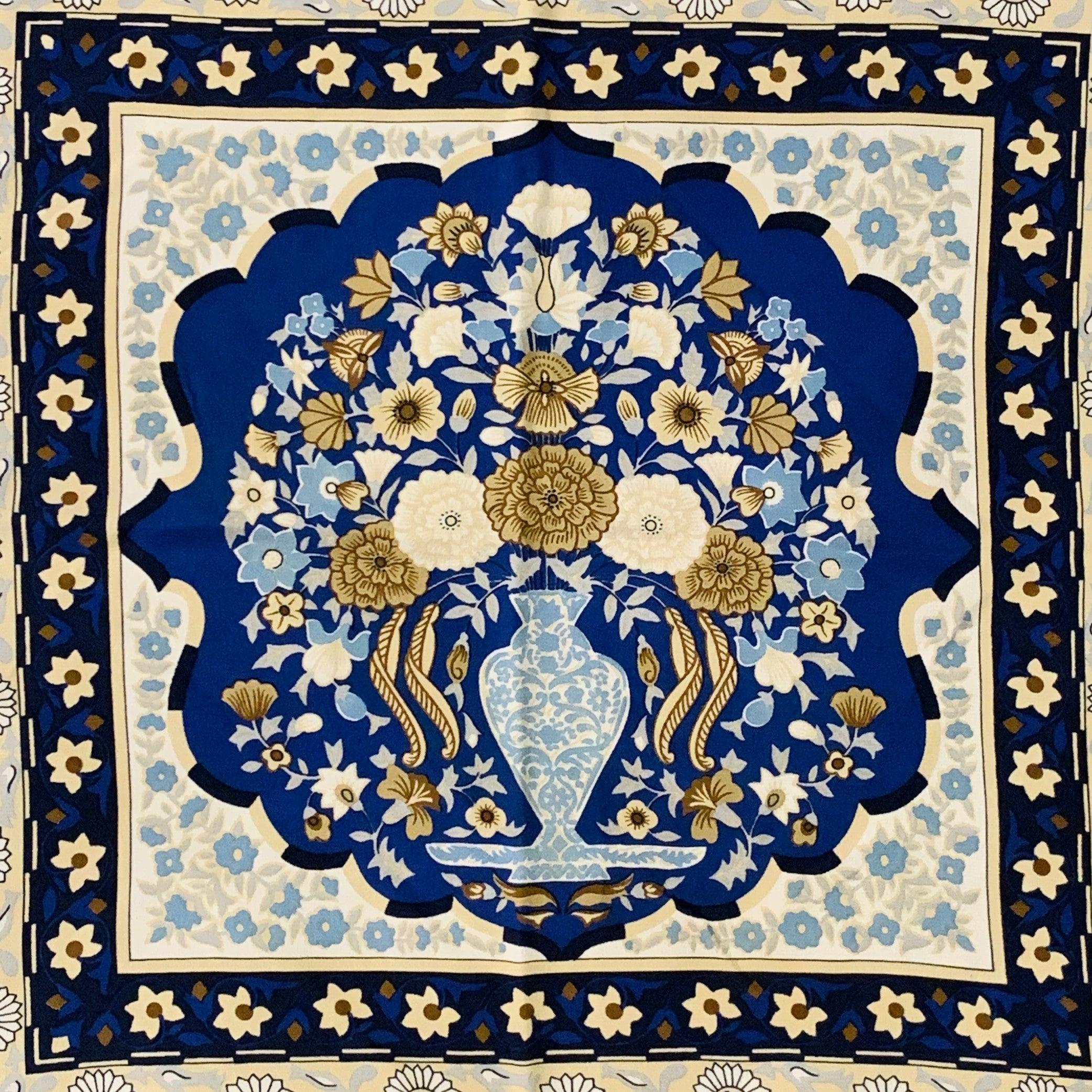Sciarpa Fendi
in seta blu e beige, con un disegno floreale astratto, un vaso di fiori al centro e un bordo a cornice.Eccellente condizione di usato.  

Misure: 
  34 pollici  x 34 pollici 
  
  
 
Riferimento Sui Generis: 140344
Categoria: