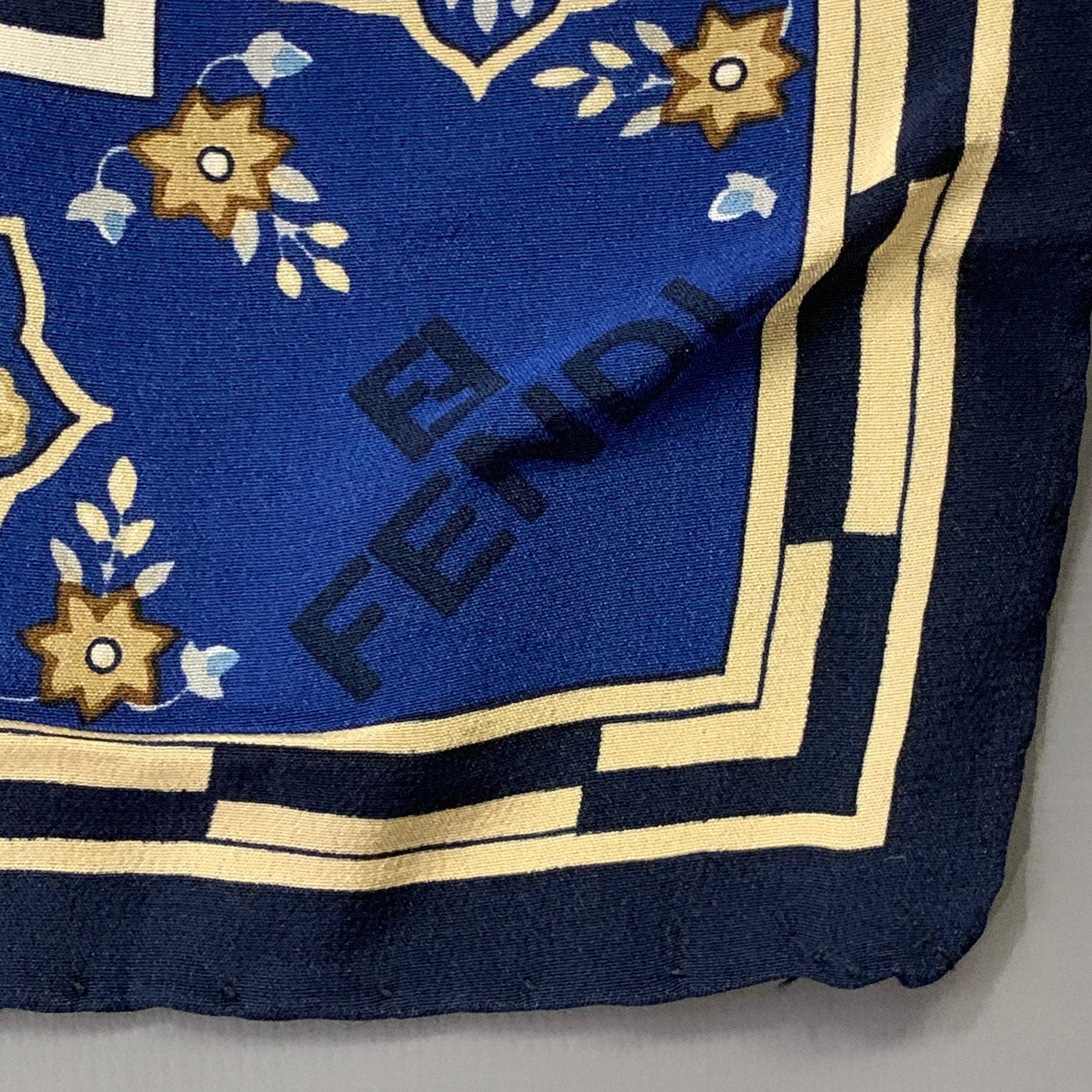 Beige Fendi Sciarpa quadrata in seta floreale astratta blu beige in vendita