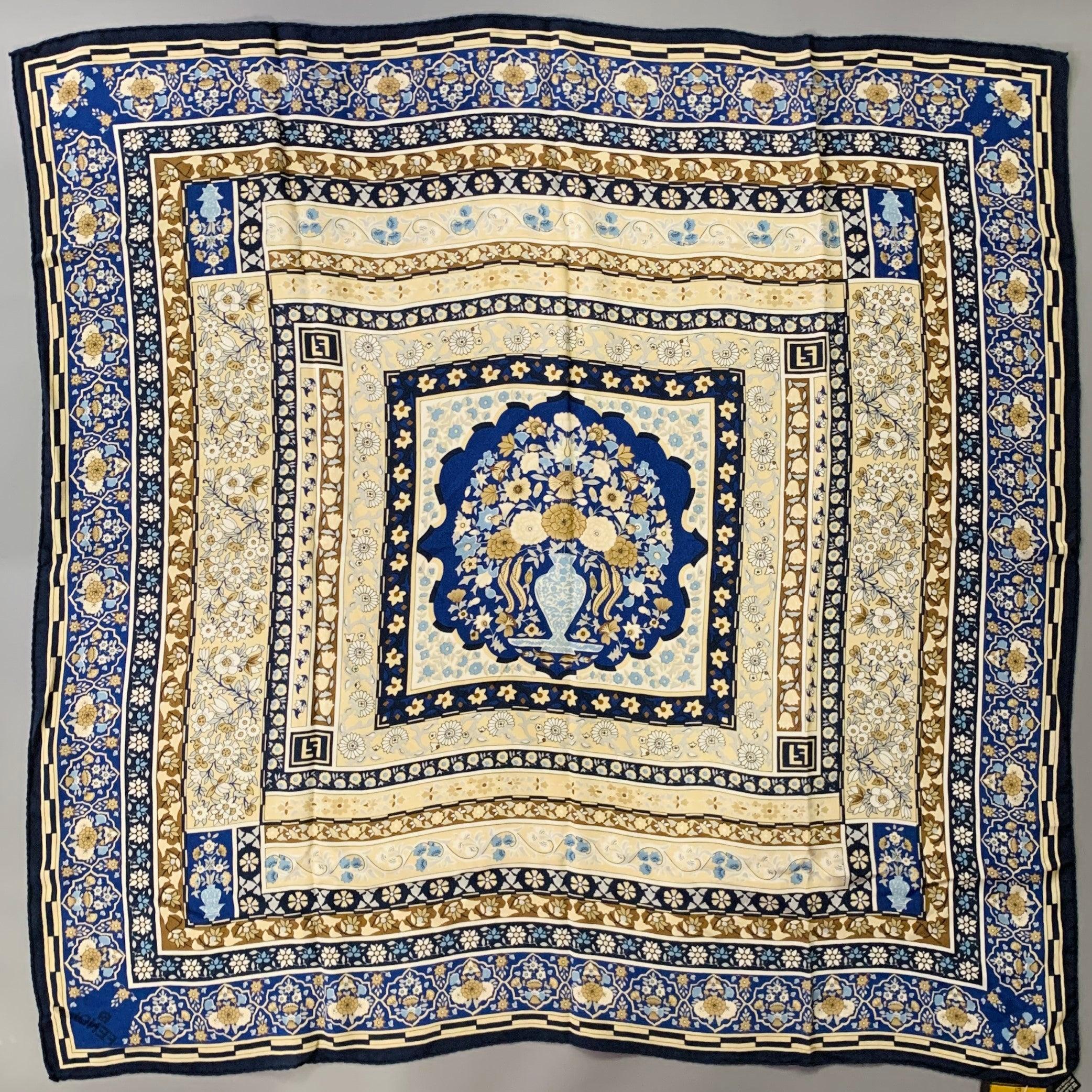 Fendi Sciarpa quadrata in seta floreale astratta blu beige In condizioni ottime in vendita a San Francisco, CA