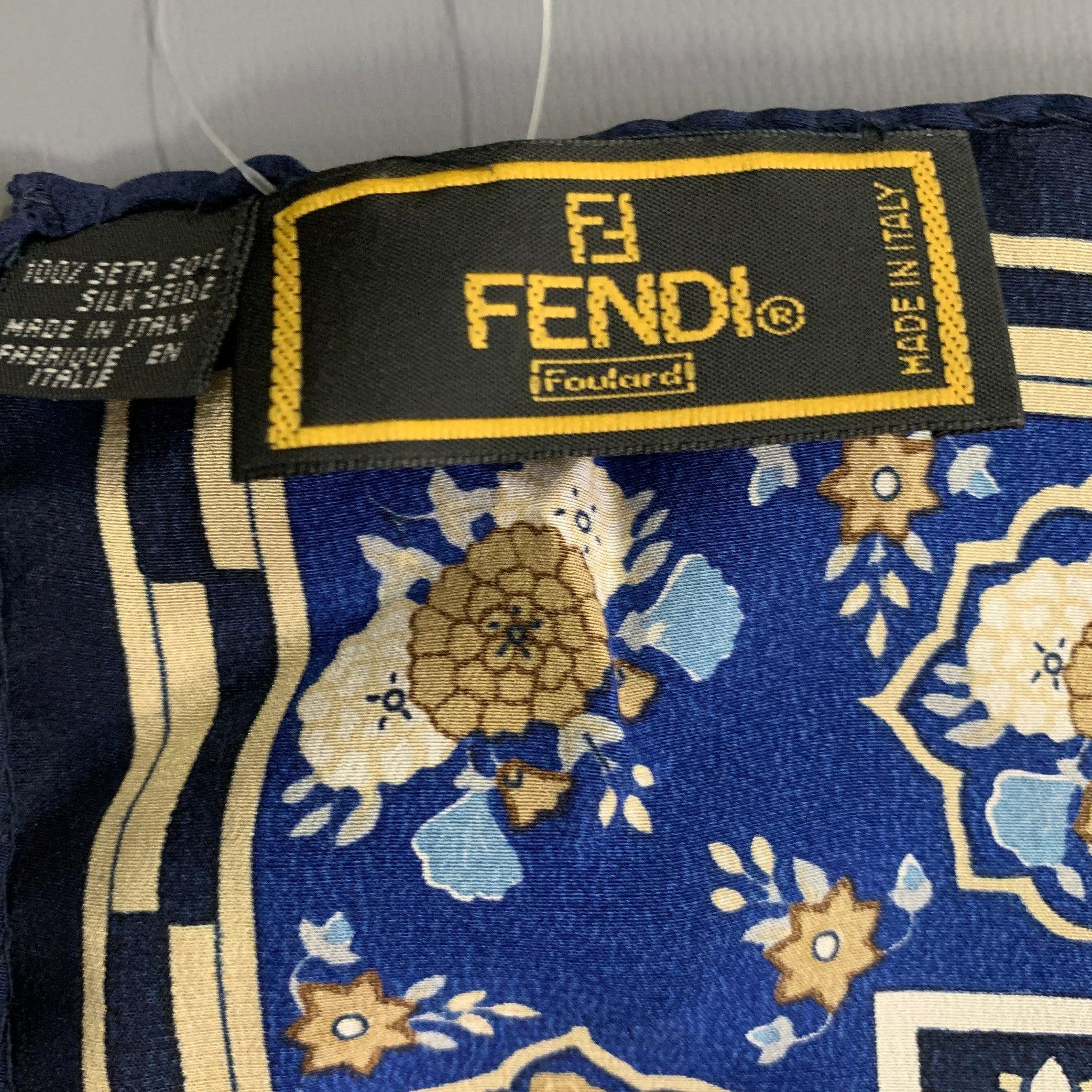 Uomo Fendi Sciarpa quadrata in seta floreale astratta blu beige in vendita