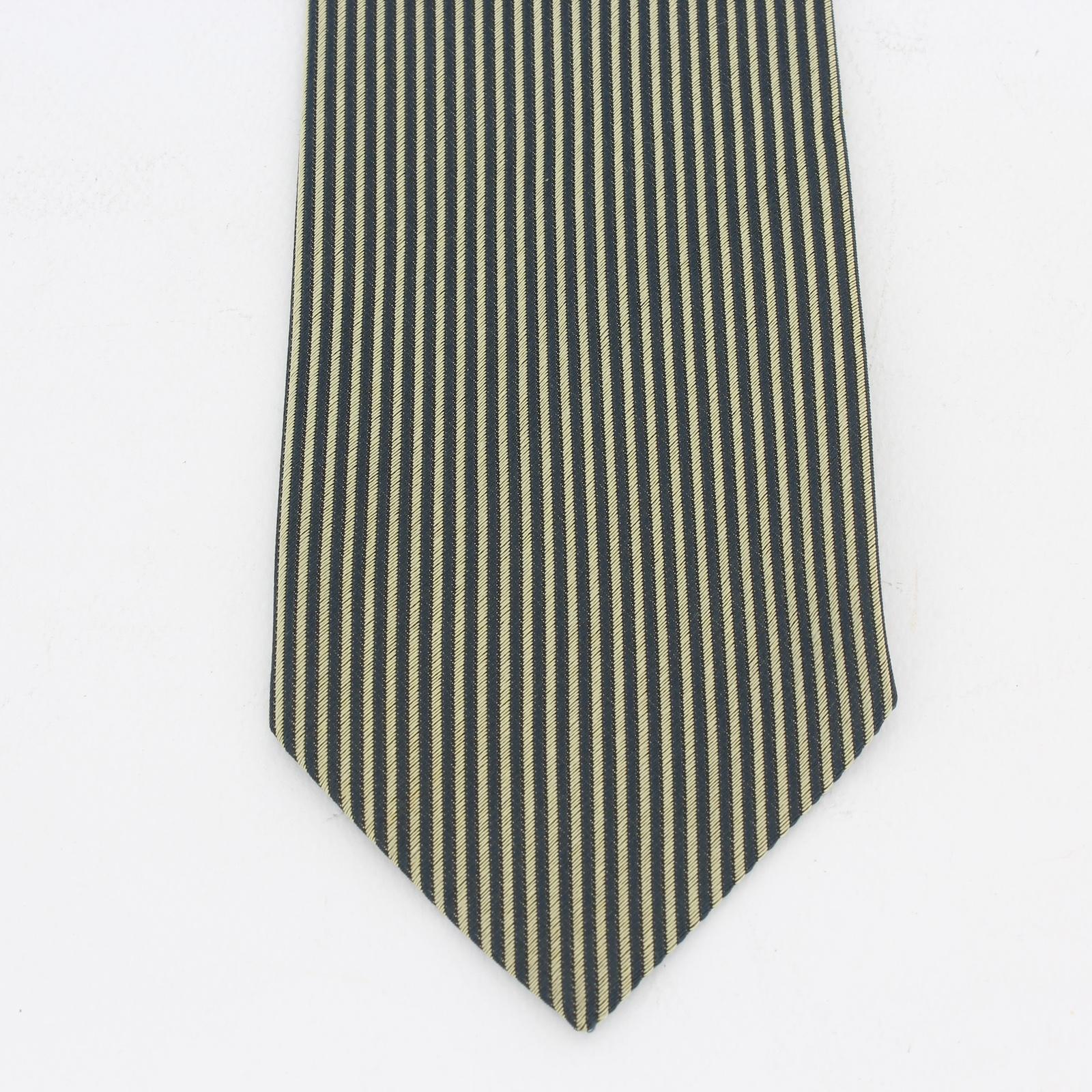 Transform any outfit with this classic Fendi vintage tie from the 90s. Made from luxurious silk, this pinstriped tie in blue and beige adds a touch of sophistication to any look. Elevate your style with this statement piece!

Measures: 9 x 140 cm


