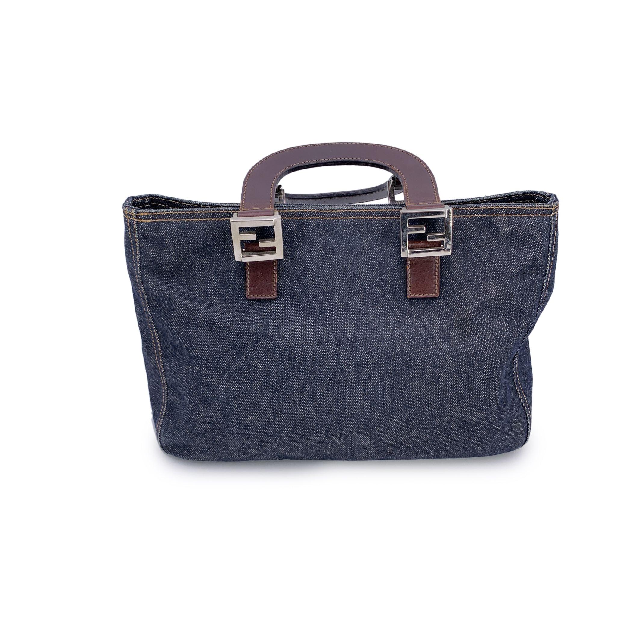 Nero Borsa Tote di Fendi in denim blu e pelle marrone in vendita