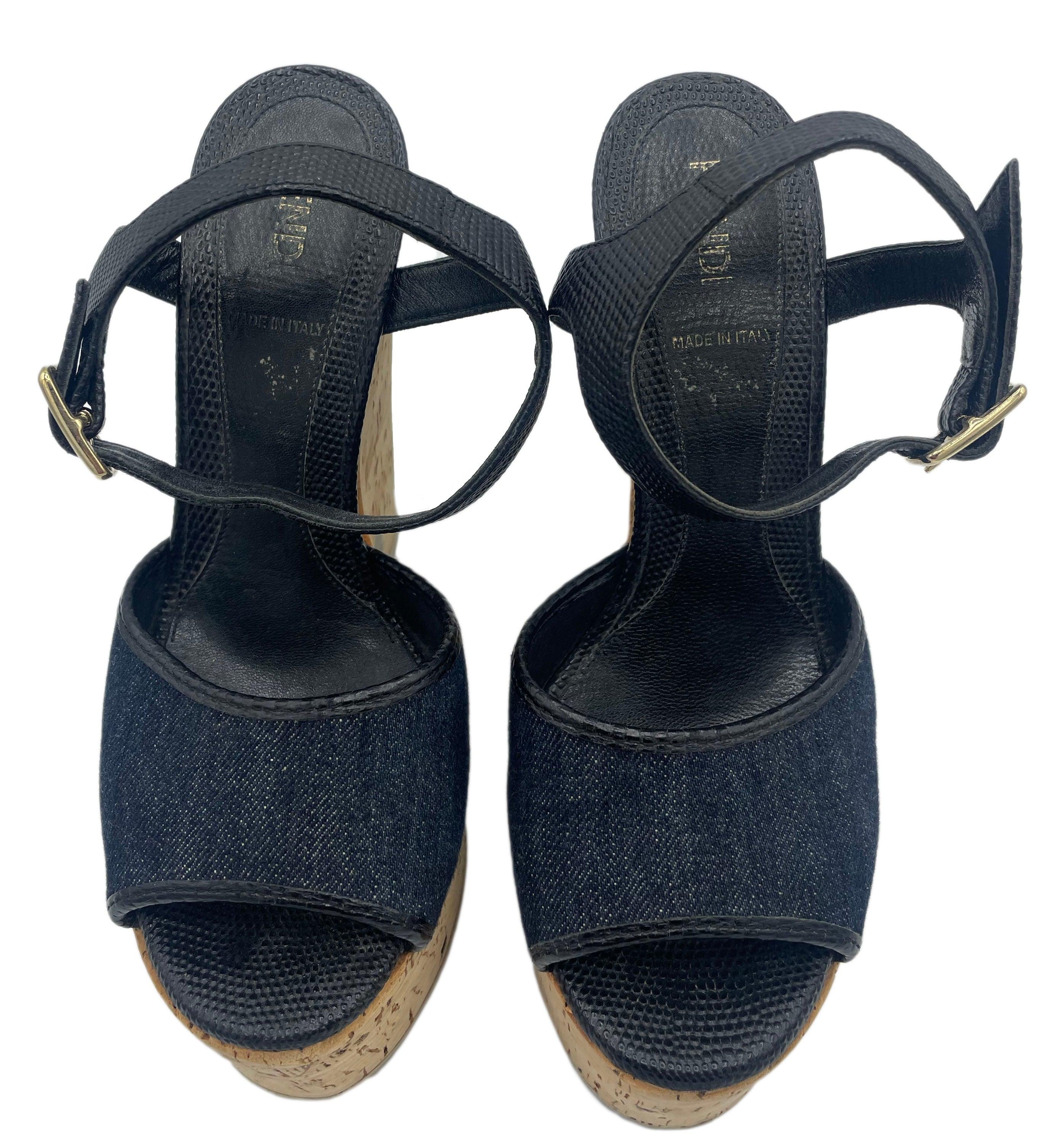 Realizzate con materiali di alta qualità e una sapiente lavorazione artigianale, queste scarpe con plateau di Fendi offrono un tocco di lusso per elevare il tuo stile. I tacchi in sughero offrono una base confortevole e di sostegno, rendendo più