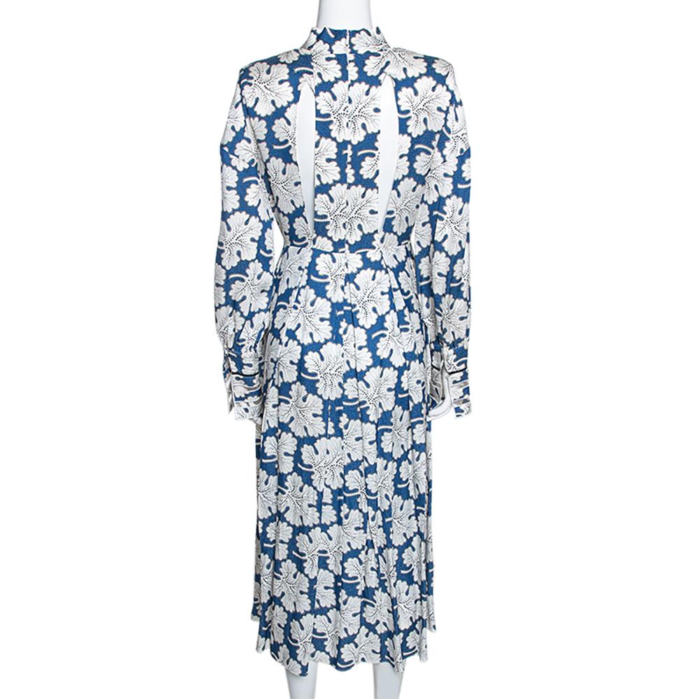 You will feel fashionable when wearing this midi dress from Fendi. The raised neckline and the floral prints add a distinct touch to the blue creation. The silk-blend dress featuring long sleeves will look great with high heel sandals.

