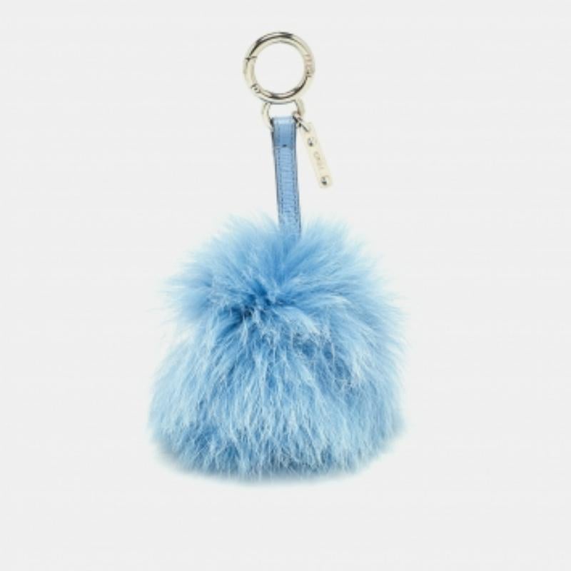 Taschenanhänger bieten eine spielerische Möglichkeit, Ihre Designertaschen mit Accessoires zu versehen. Diese Kreation von Fendi kann auch an Ihren Schlüsseln befestigt werden.