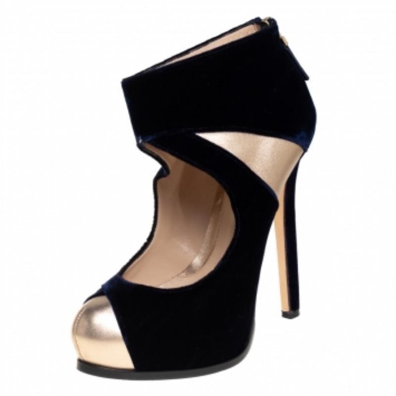 Impeccably crafted into a super-stylish silhouette, these ankle booties from the house of Fendi will help you create a stunning style statement. They are crafted from a combination of leather and velvet. With almond toes, cross ankle straps, and
