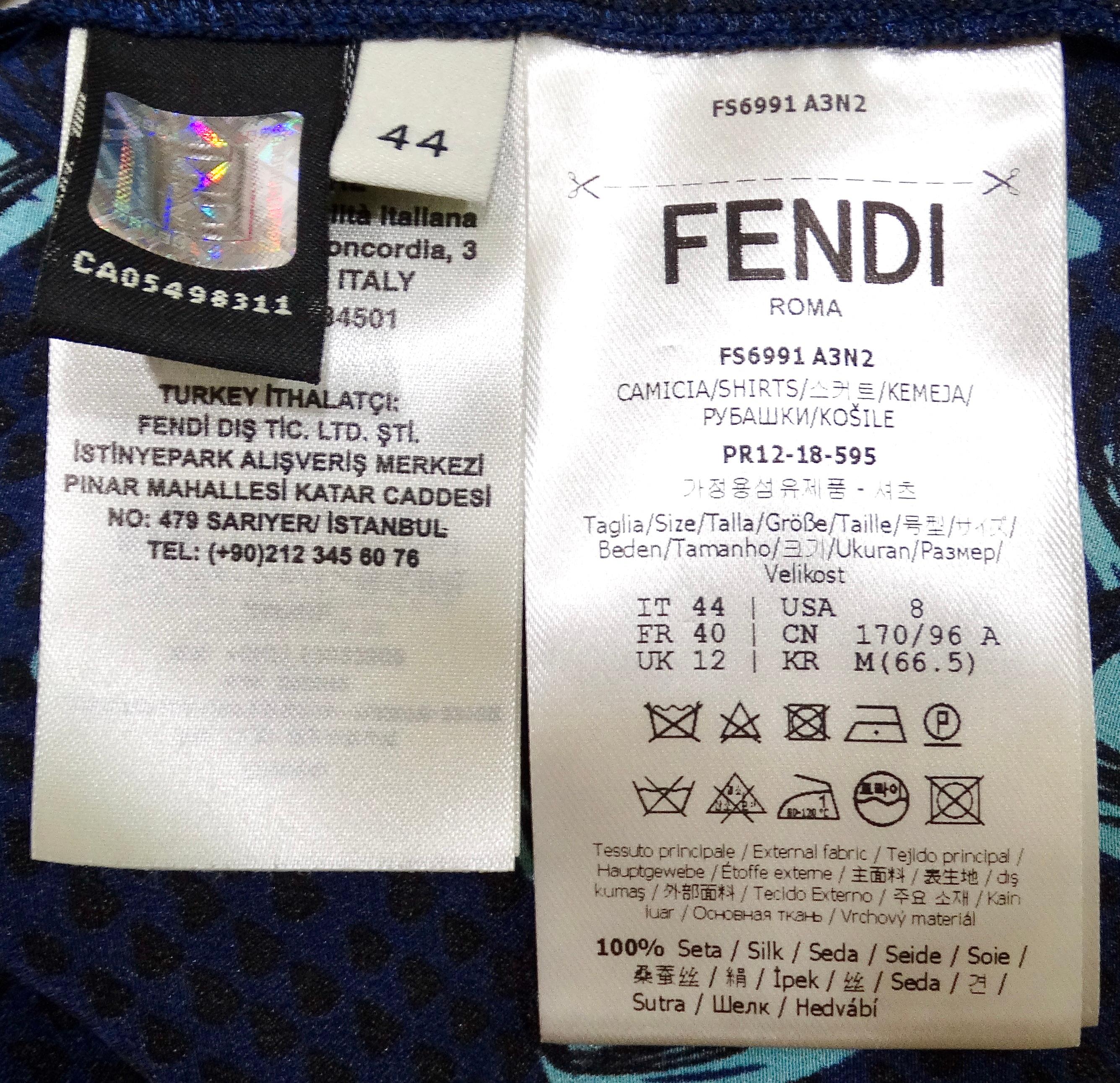 Fendi Blaue Seidenbluse mit Herzdruck und kalten Schultern und langen Ärmeln mit Knopfleiste im Angebot 5