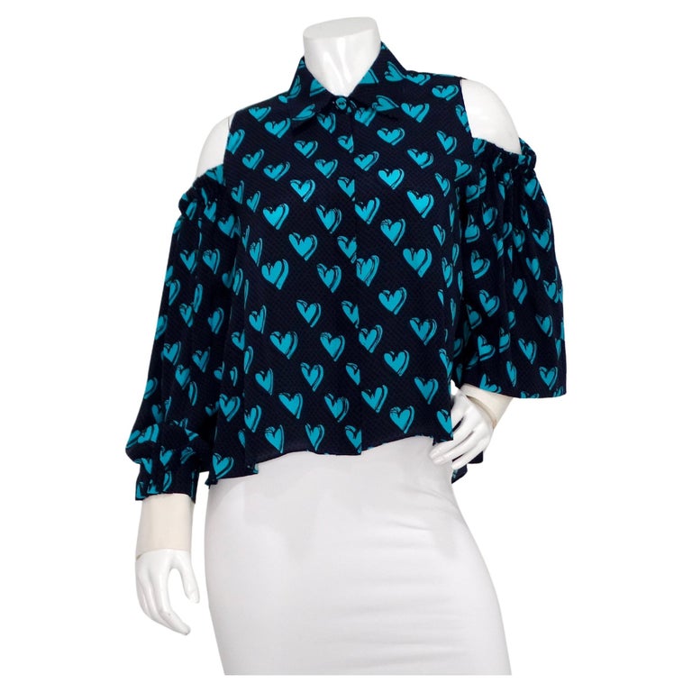 Blusa de manga larga con botones y hombros fríos de seda con