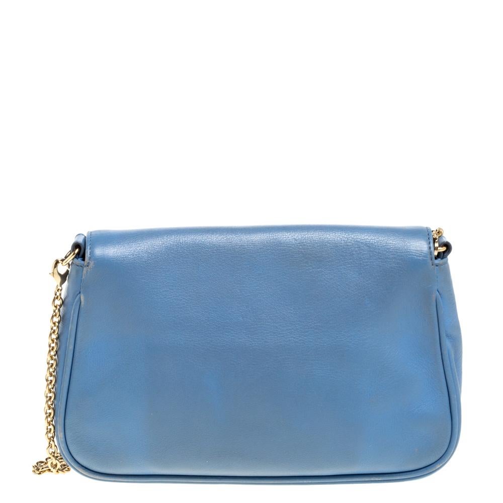 This stunning Fendista bag by Fendi is great to style for day or night parties. Crafted in blue leather, this shoulder bag features a gold-tone chain strap that can be worn long or short as per your preference. With a front flap closure, it features