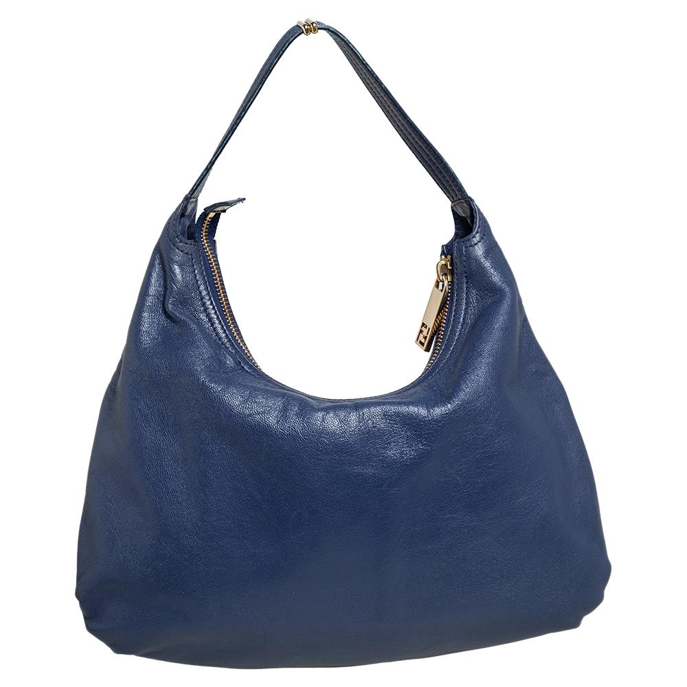 This super classy and stunning hobo, made from leather, exudes brilliance and fine craftsmanship. The fabric-lined interior is equipped with pockets. Made by the best, this Fendi handbag lives up to its reputation. Add a touch of fun style to your