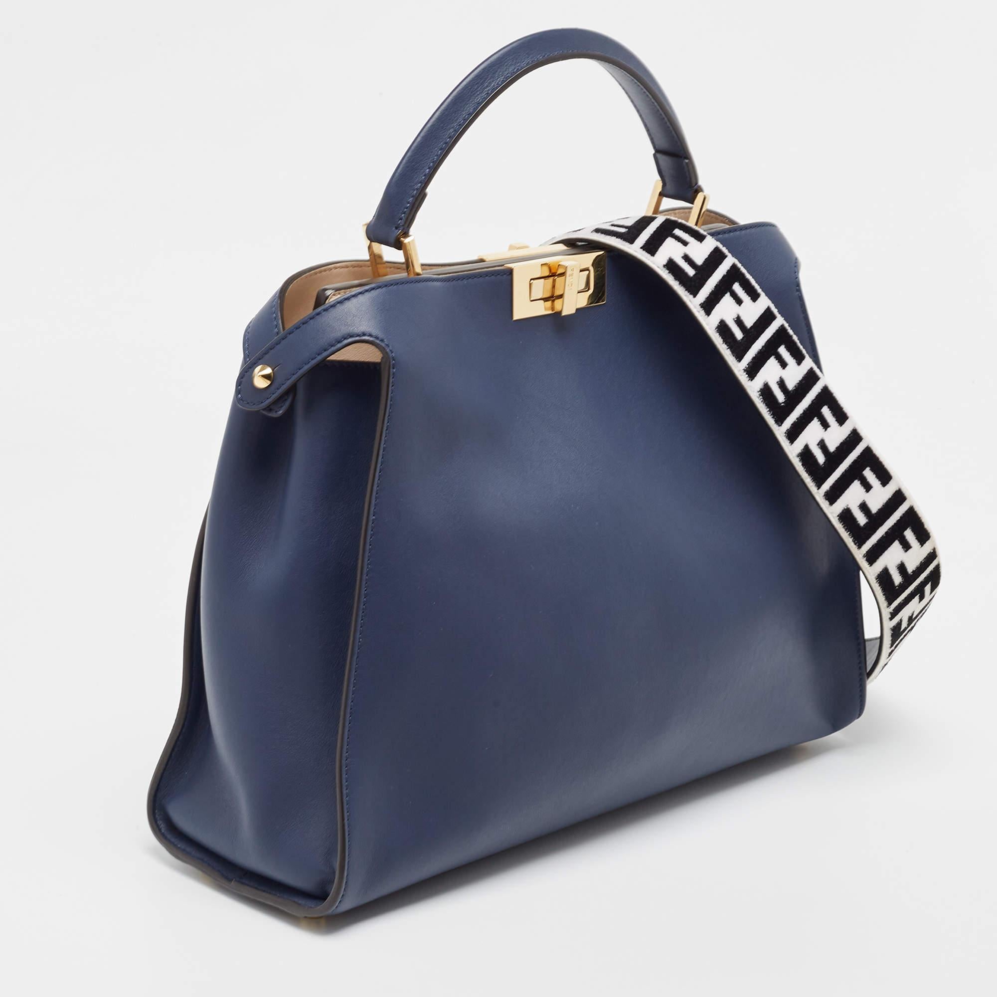 Bleu Fendi - Grand sac en cuir bleu Peekaboo à poignée supérieure en vente