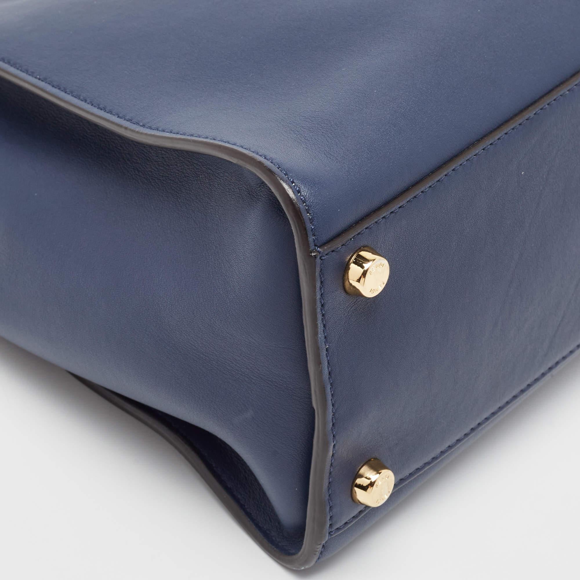 Fendi - Grand sac en cuir bleu Peekaboo à poignée supérieure Pour femmes en vente