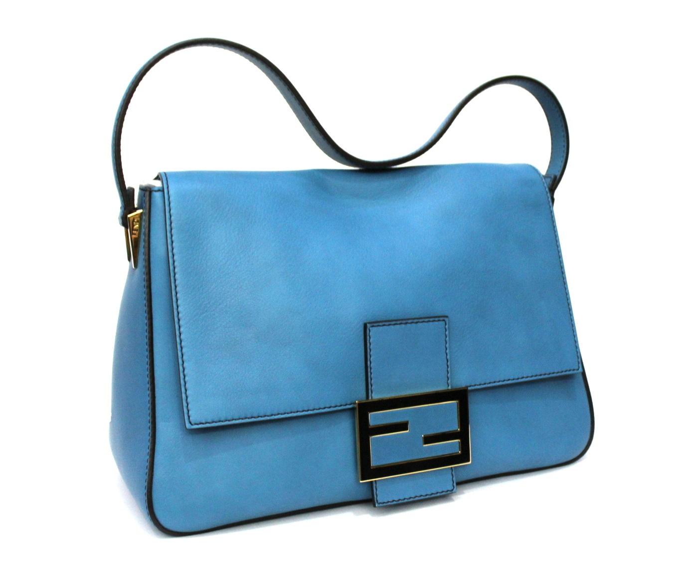 Fendi bag Mamma Baguette model made of blue leather with FF logo.
Magnetic button closure, internally quite large.
Equipped with leather handle to carry it comfortably on the shoulder.
Very good condition.