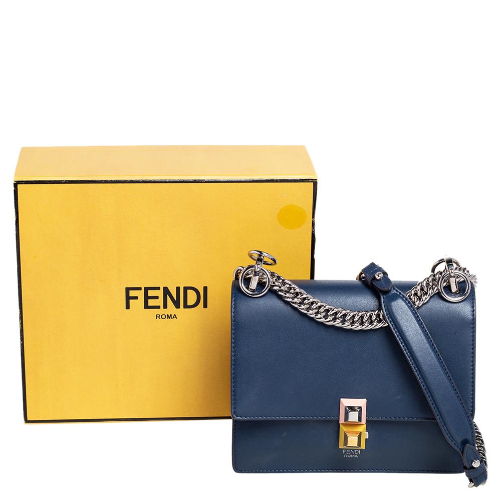 Fendi Kleine Kan I Umhängetasche aus blauem Leder 9