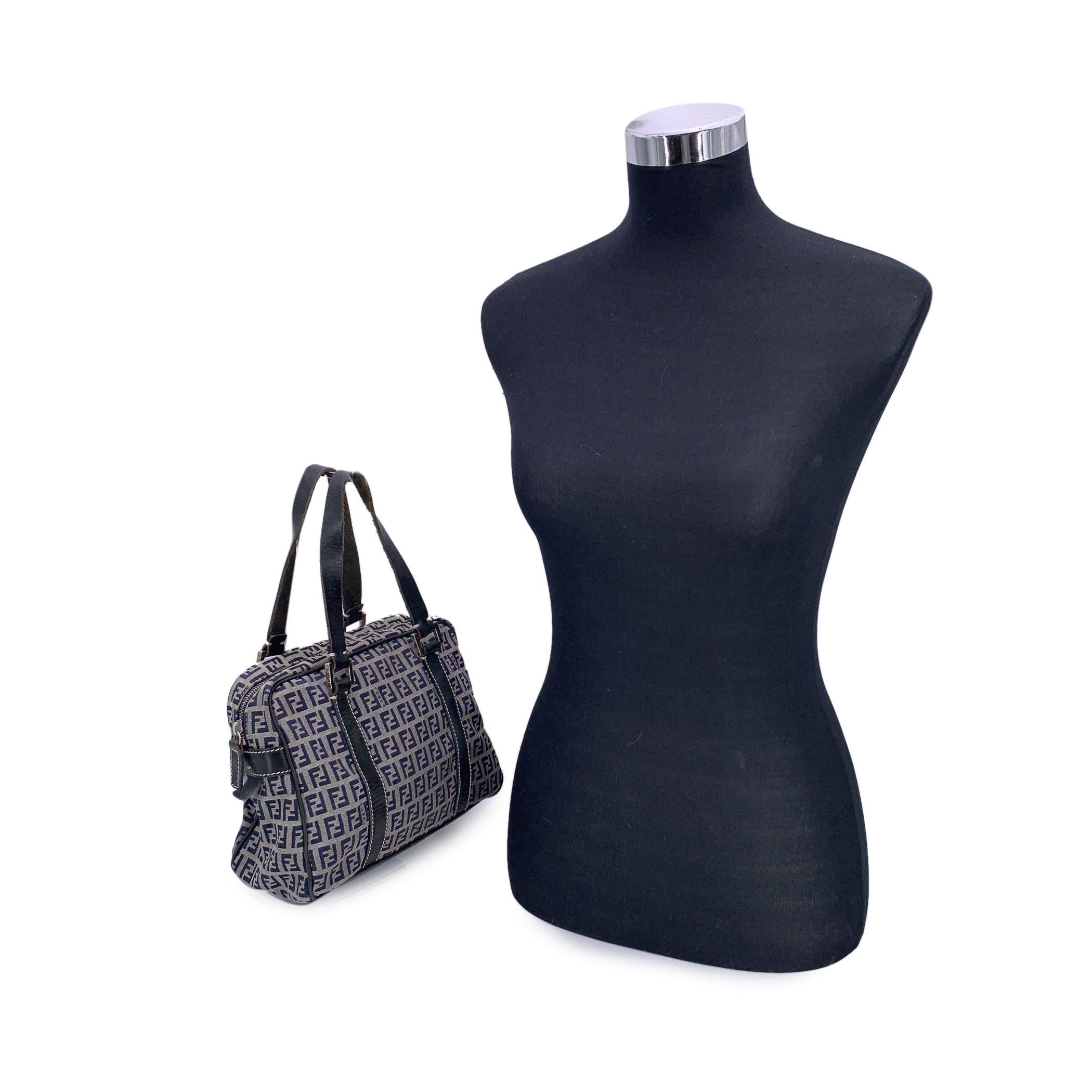 Diese Fendi Zucchino Canvas-Handtasche ist eine zeitlose Anspielung auf die italienische Mode der frühen 2000er Jahre und verkörpert den unverkennbaren Stil des Hauses auf elegante Weise. Sie ist aus auffallend blauem FF-Monogramm-Zucchino-Canvas