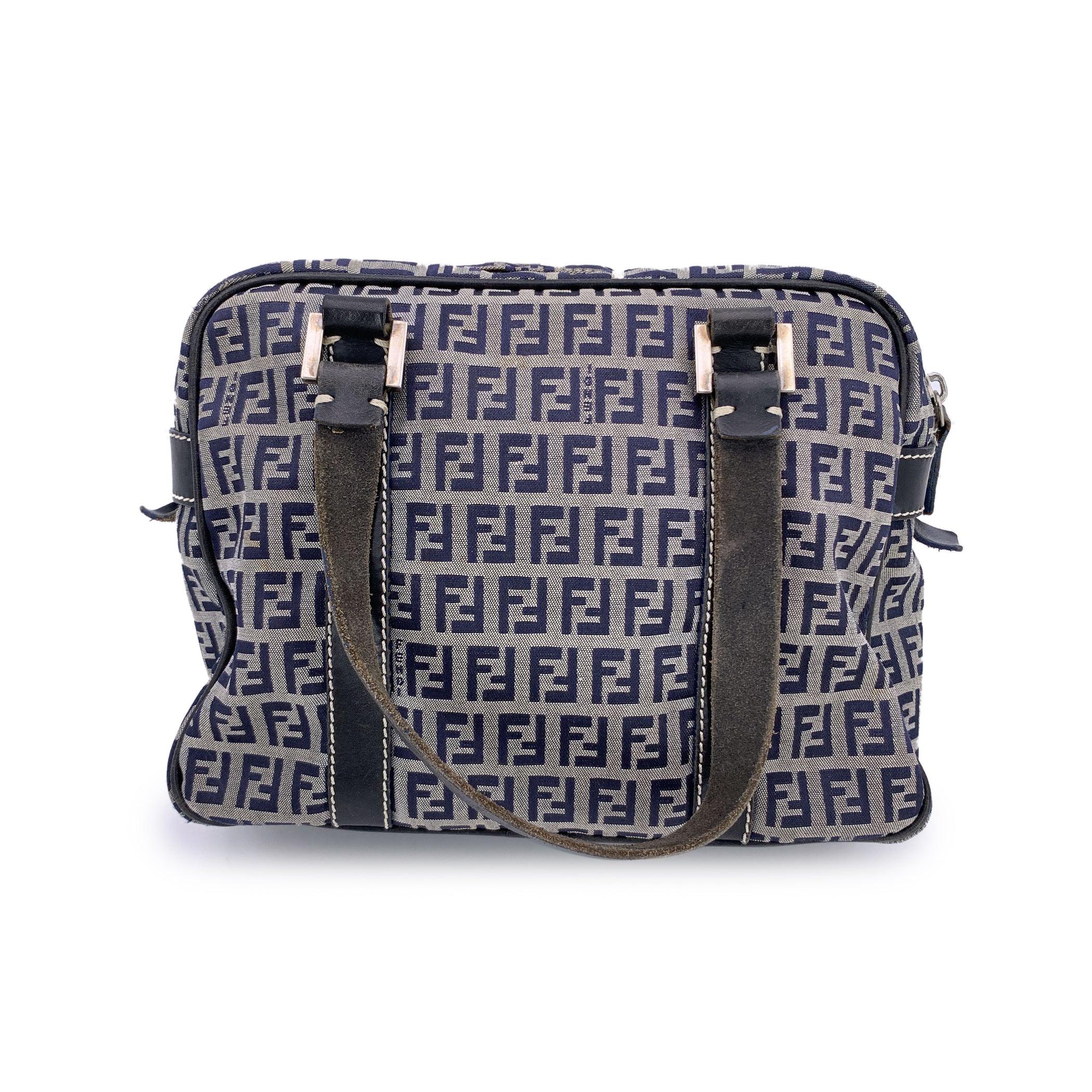 Fendi Blaue Monogram Zucchino Canvas Umhängetasche Handtasche (Schwarz) im Angebot
