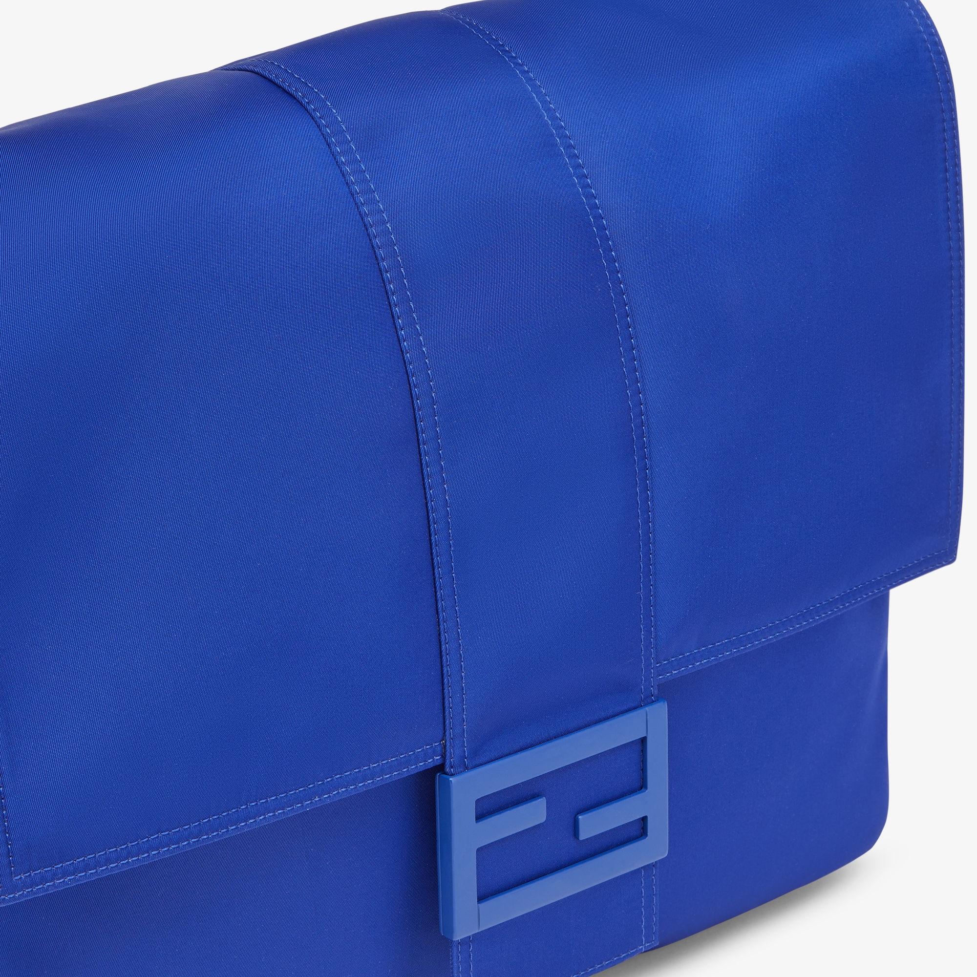 Fendi Große Baguette- Messenger Bag aus blauem Nylon Herren