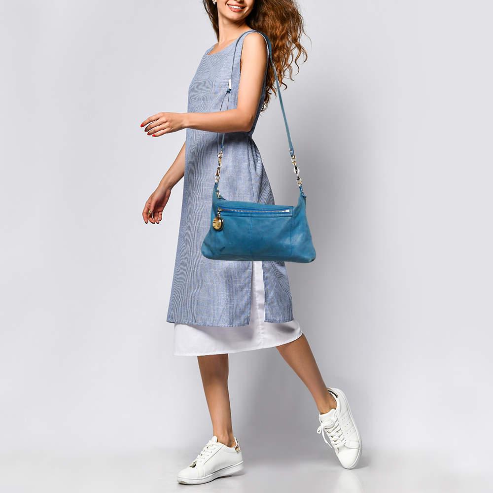 Esprimi il tuo stile personale con questa borsa crossbody di alta gamma. Realizzato con materiali di qualità  è stato aggiunto con dettagli raffinati ed è rifinito alla perfezione. Presenta un abitacolo ben dimensionato.