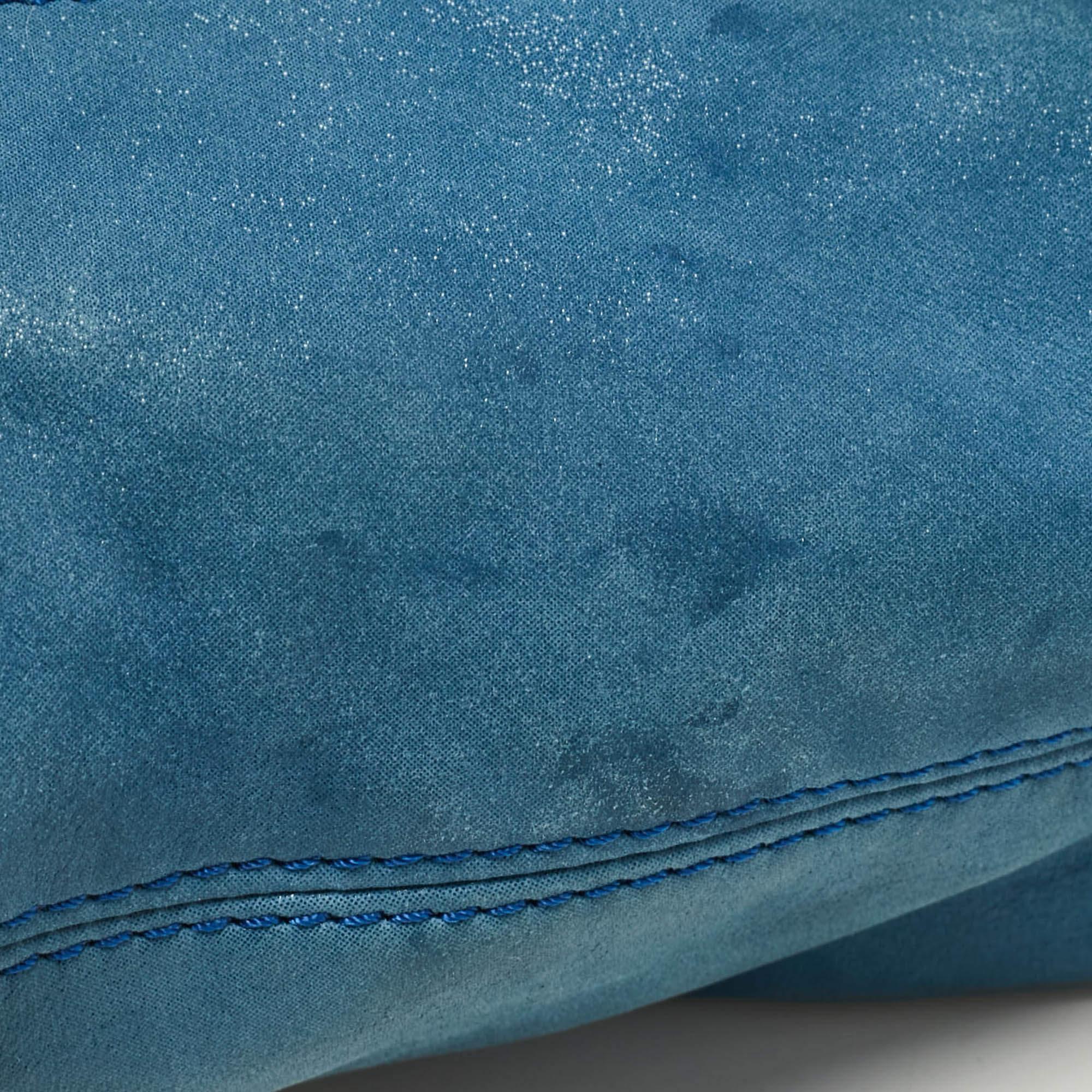 Fendi Borsa a tracolla con charme in pelle nabuk blu shimmer in vendita 1