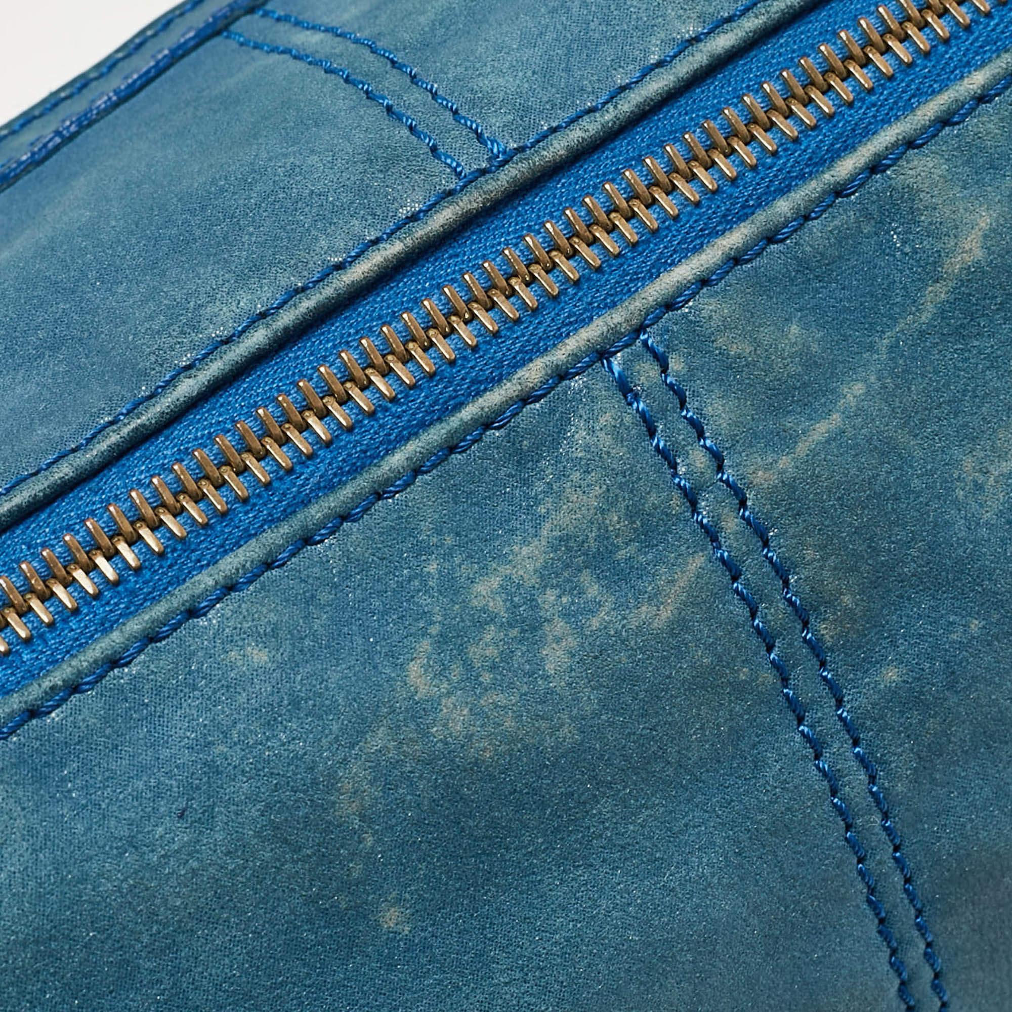 Fendi Borsa a tracolla con charme in pelle nabuk blu shimmer in vendita 2