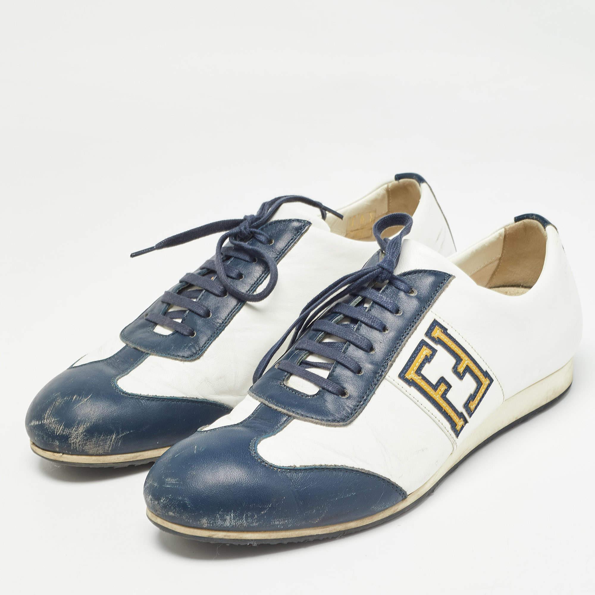 Diese Designer-Sneakers in klassischer Silhouette sind eine nahtlose Kombination aus Luxus, Komfort und Stil. Diese Sneaker sind mit charakteristischen Details und bequemen Innensohlen ausgestattet.