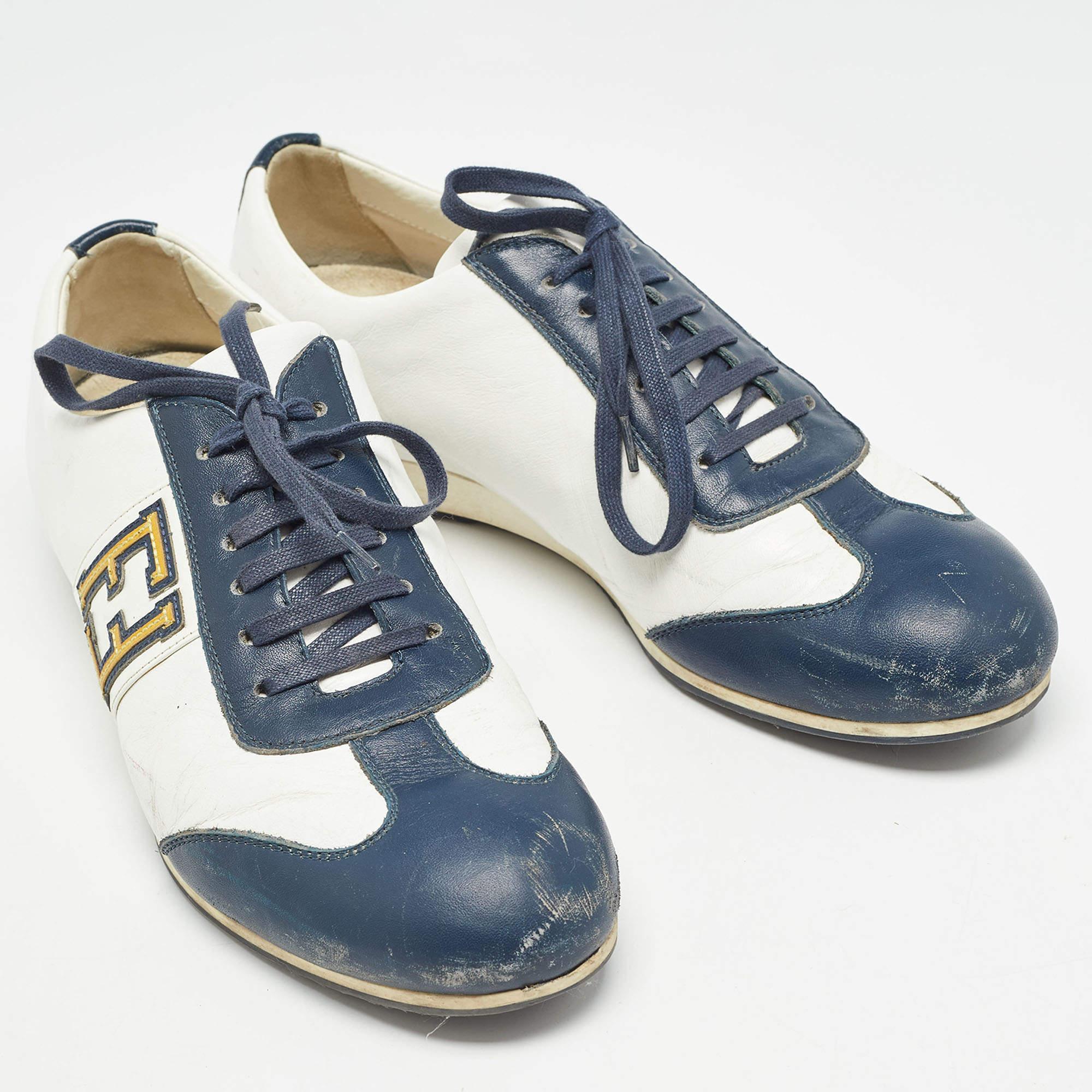 Fendi Blau/Weiß Leder FF Logo Low Top Turnschuhe Größe 44 im Zustand „Gut“ im Angebot in Dubai, Al Qouz 2