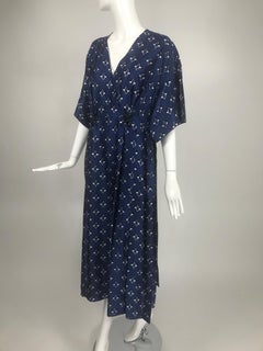 Fendi - Robe plissée ajustée sans manches en soie bleue et blanche à effet enveloppant avec manches en forme de foulard