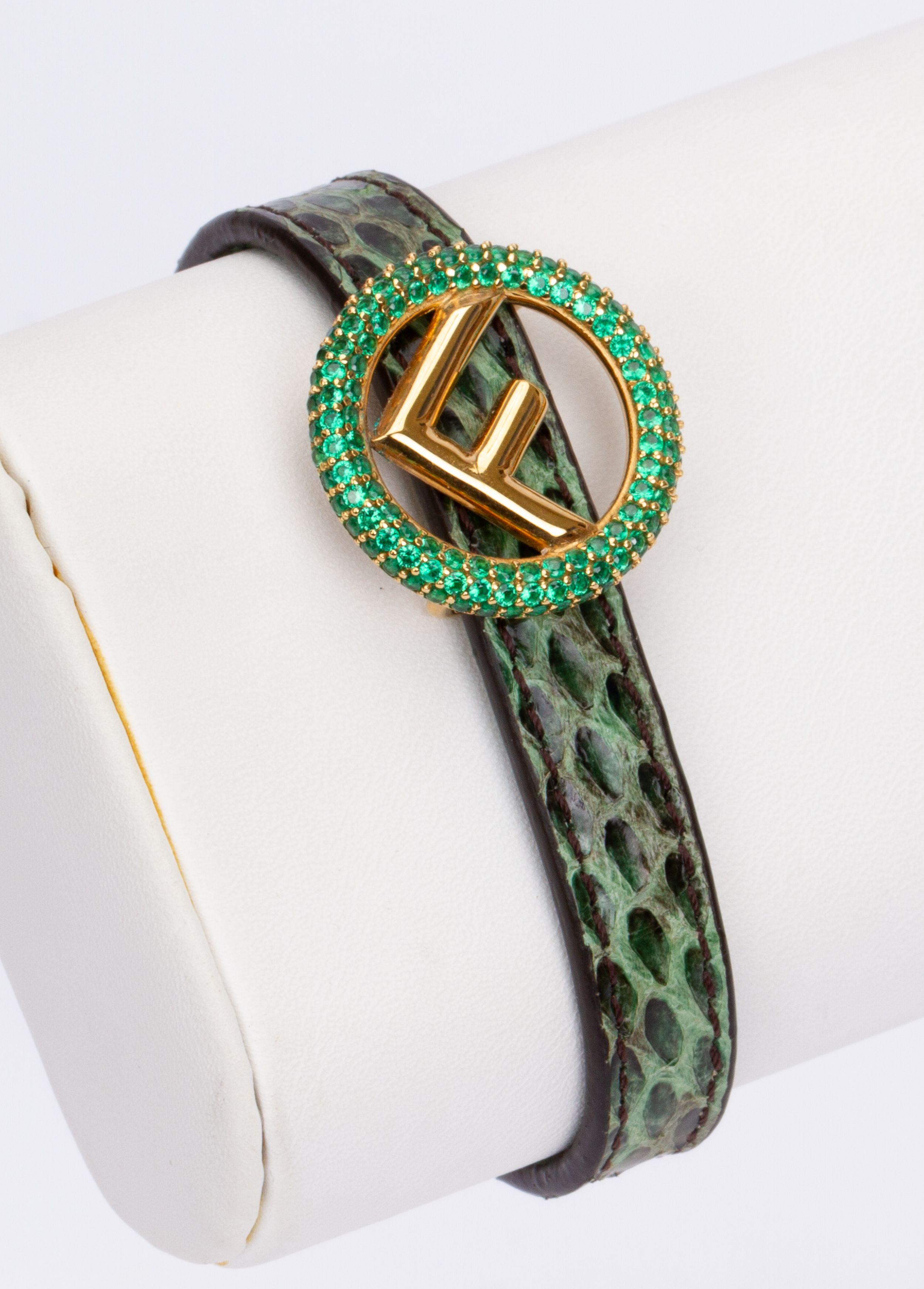Bracelet Fendi de couleur verte avec une bande de cuir à motif de peau de serpent. Le fermoir est rond et à l'intérieur se trouve le singulier F. La pièce est neuve et est livrée avec l'étiquette et la boîte d'origine.