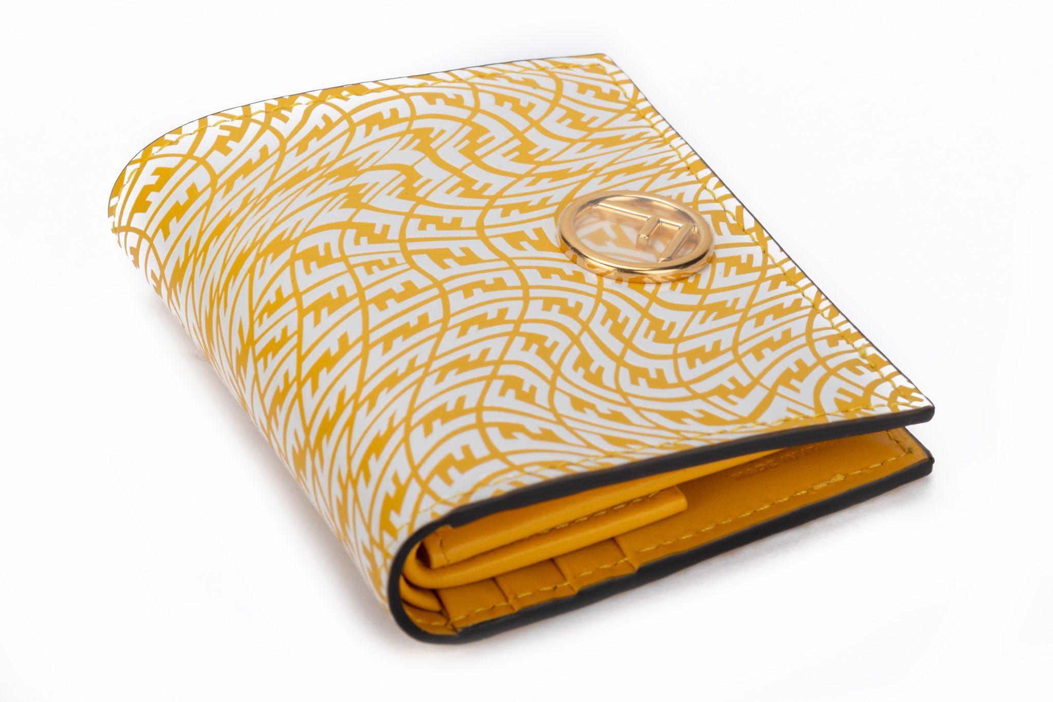 Fendi neu in Box kleine Brieftasche Freiheit Patent Vertigo Muster. Gelbe und weiße Farbkombination mit Hardware in Gold, Box und Original-Schutzhülle.