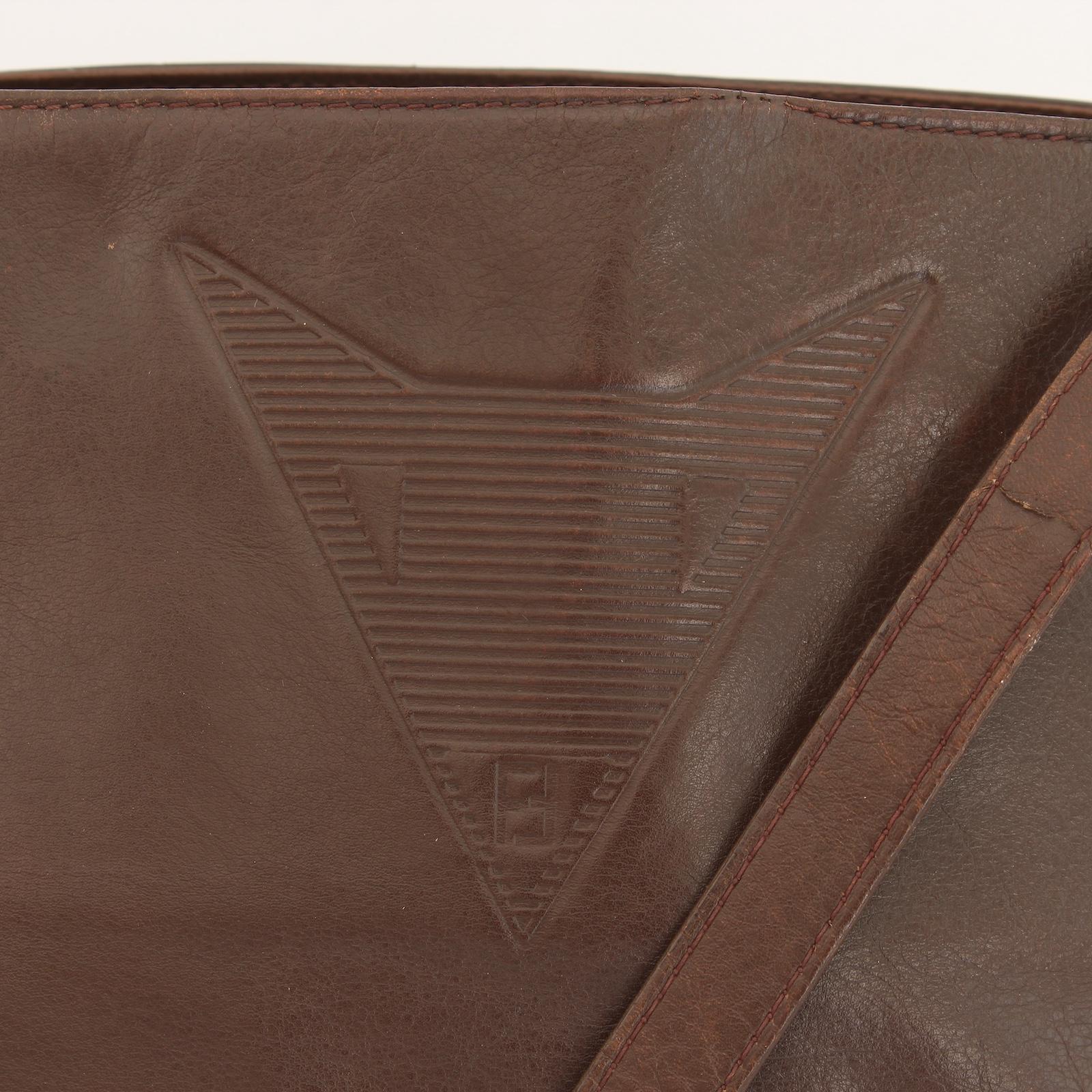 Questa borsa a tracolla Fendi vintage degli anni '70 è realizzata in lussuosa pelle marrone e presenta una tracolla regolabile per indossarla comodamente. Con scomparti multipli e una chiusura sicura con zip, è perfetto per organizzare i tuoi