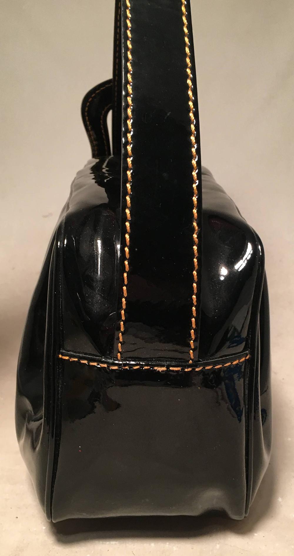 Fendi Borsa Mini B Black Patent Leather Handbag in excellent condition. Black patent leather exterior trimmed with orange topstitching and adjustable buckle shoulder strap. Top zipper closure opens to a black canvas interior that holds one side slit