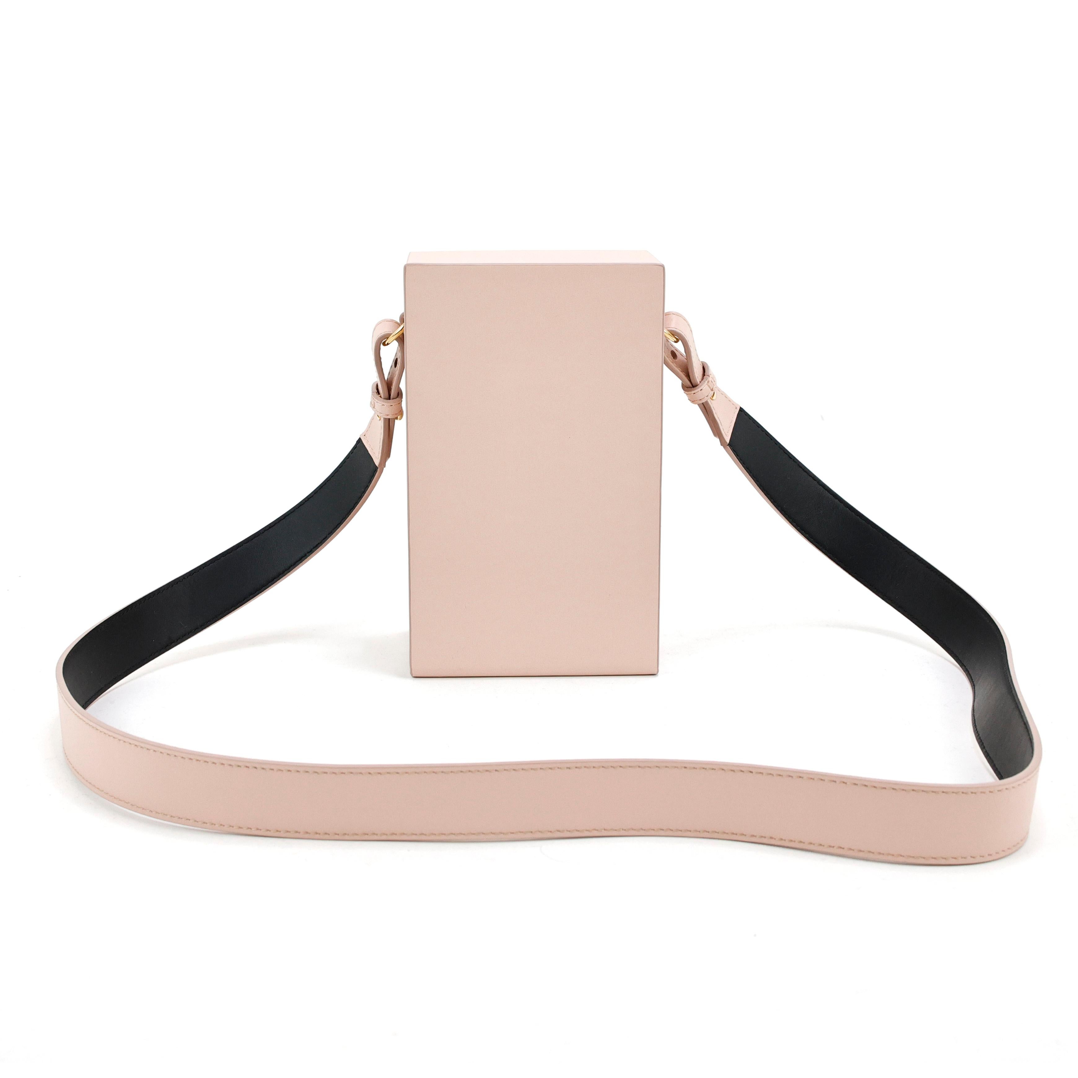 Fendi vertical box bag in leather color light pink.

Condition:
New.

Packing/accessories:
Dustbag, authenticity card.

Measurements:
10cm x 17cm x 7cm