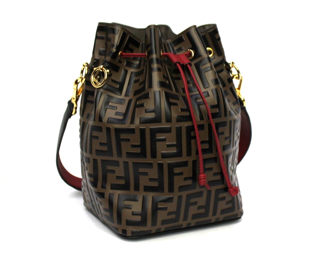 Fendi bucket made of brown leather with red details.
Closure with lace, internally very large. Equipped with a removable leather shoulder strap. The bag is in excellent condition.
