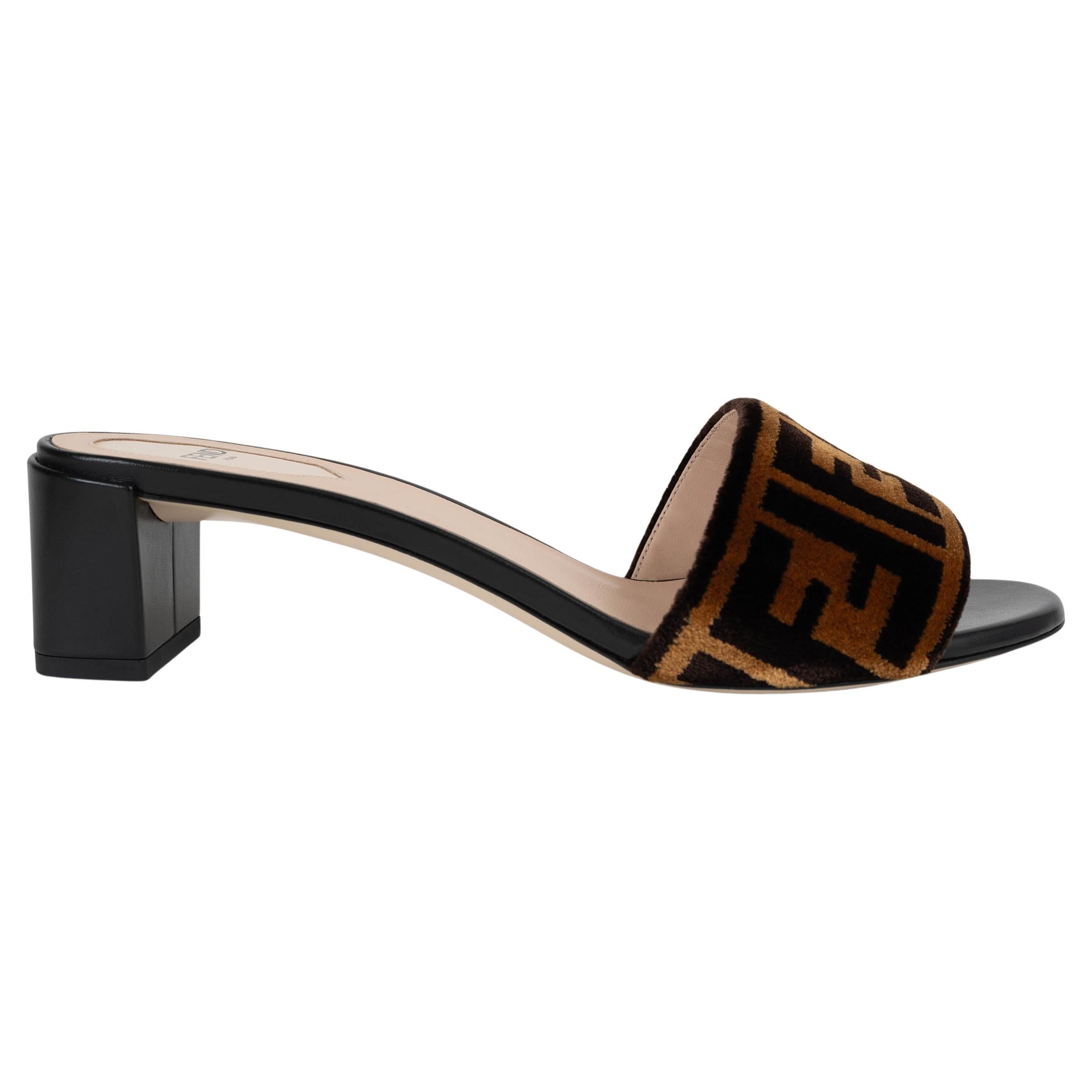 Fendi bronzo e nero ZUCCA LOGO VELVET MULE Sandali Scarpe 37 in vendita