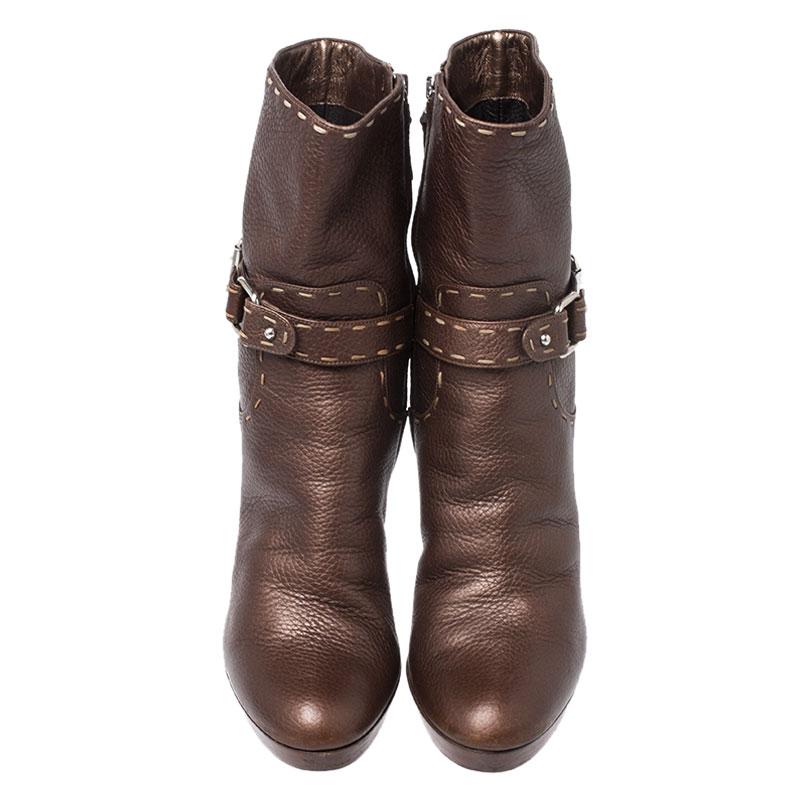 Don't miss out on making these classy leather boots yours this season. Let your style speak for you with these bronze boots. They feature buckles, as well as whipstitch details, and are set on 11.5 cm heels and platforms.