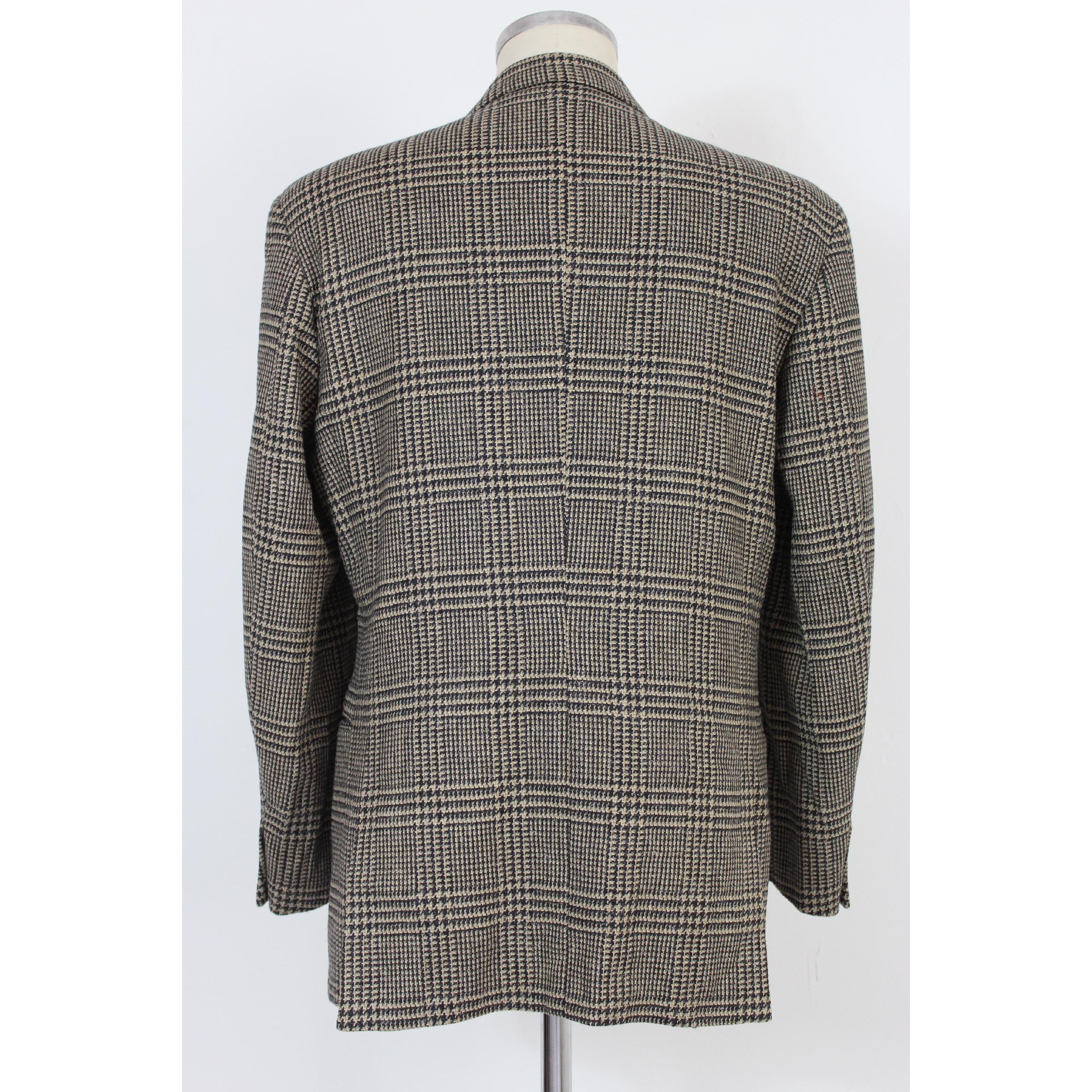 Fendi 90s vintage men's jacket. Beige and brown tweed color, 100% wool. Classic three-button model, inner lining. Made in Italy. Excellent vintage condition. 

Size: 48 It 38 Us 38 Uk 

Shoulder: 48 cm 
Bust/Chest: 56 cm 
Sleeve: 62 cm 
Length: 84 cm