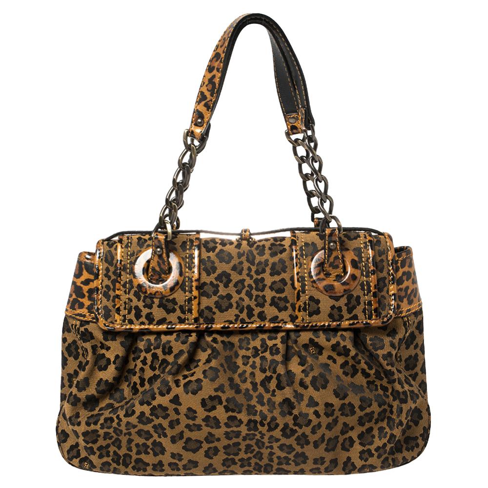 Fall in love instantly with this gorgeous B bag by Fendi. Crafted from leopard-printed fabric and leather, this piece will smoothly last you season after season. It has two chain and leather handles, large buckle details on the front flap, and a