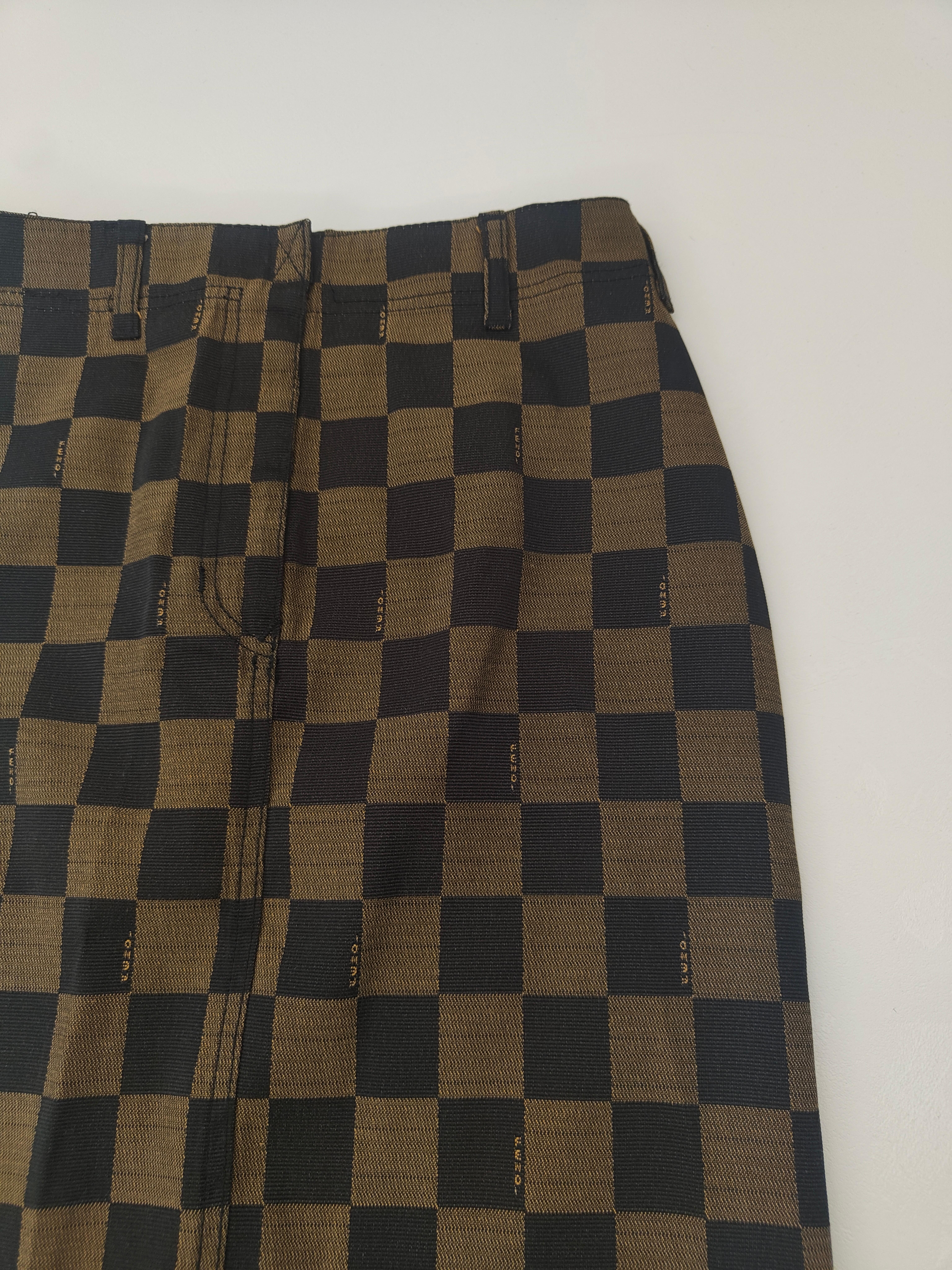 Fendi brown black skirt

Waist 68 cm

lenght 56 cm
